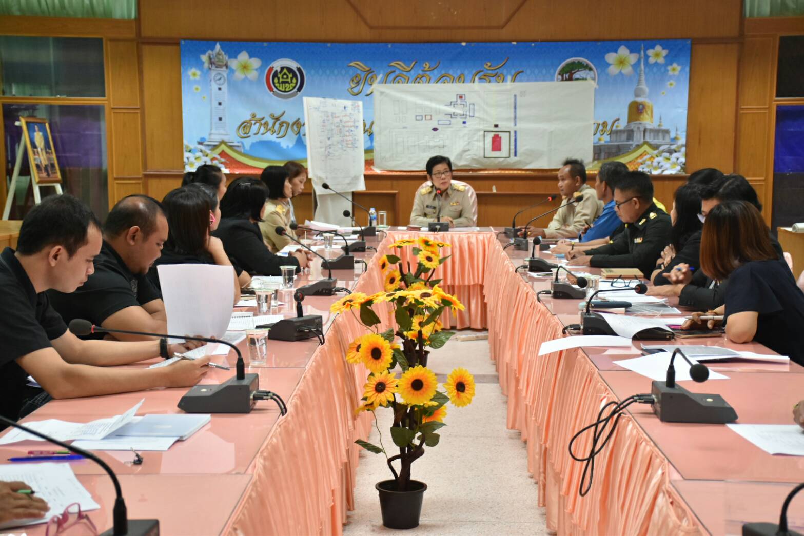 18 ตุลาคม 2560 การประชุมคณะทำงานดอกไม้จันทน์สำหรับประชาชน ในพระราชพิธีถวายพระเพลิงพระบรมศพพระบาทสมเด็จพระปรมินทรมหาภูมิพลอดุลยเดช บรมนาถบพิตร จังหวัดมหาสารคาม