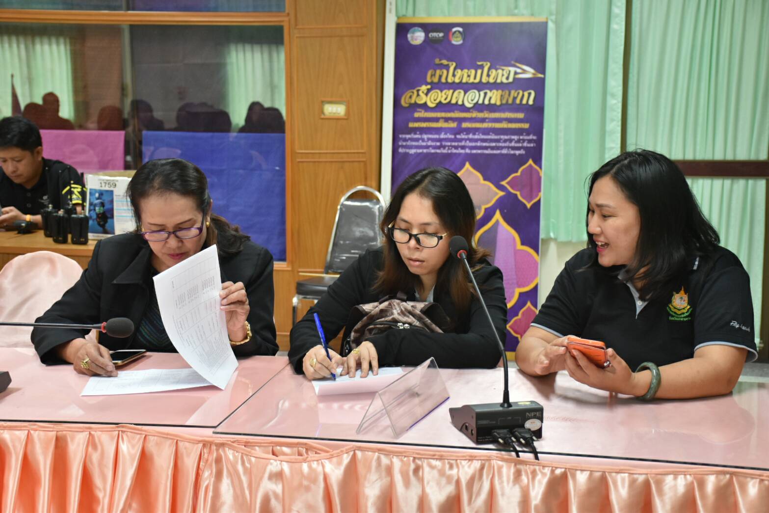 18 ตุลาคม 2560 การประชุมคณะทำงานดอกไม้จันทน์สำหรับประชาชน ในพระราชพิธีถวายพระเพลิงพระบรมศพพระบาทสมเด็จพระปรมินทรมหาภูมิพลอดุลยเดช บรมนาถบพิตร จังหวัดมหาสารคาม