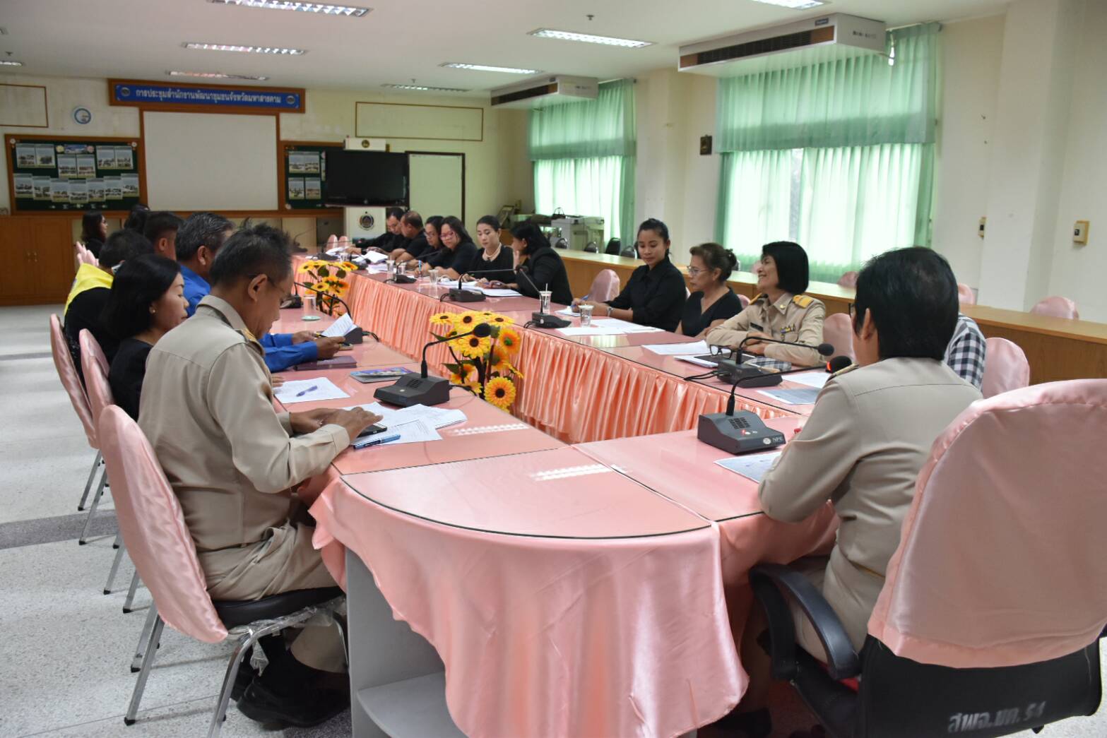 18 ตุลาคม 2560 การประชุมคณะทำงานดอกไม้จันทน์สำหรับประชาชน ในพระราชพิธีถวายพระเพลิงพระบรมศพพระบาทสมเด็จพระปรมินทรมหาภูมิพลอดุลยเดช บรมนาถบพิตร จังหวัดมหาสารคาม