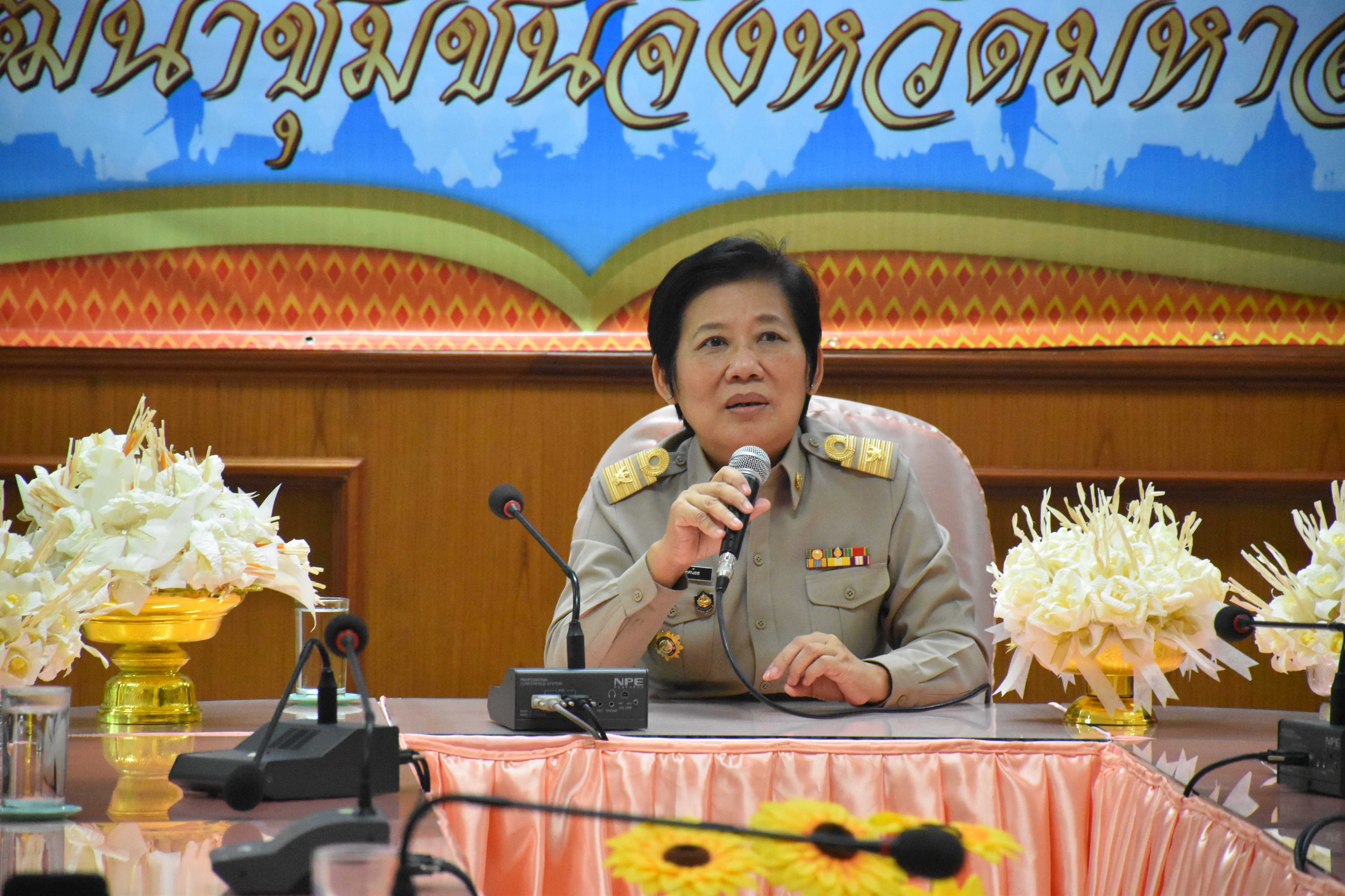 2 ตุลาคม 2560  นางบุญยิ่ง เทศน้อย พัฒนาการจังหวัดมหาสารคาม รับมอบดอกไม้จันทน์จากสำนักงานหอการค้าจังหวัดมหาสารคามและบริษัท ประชารัฐรักสามัคคีมหาสารคาม (วิสาหกิจเพื่อสังคม) จำกัด จำนวน 2,555 ดอก