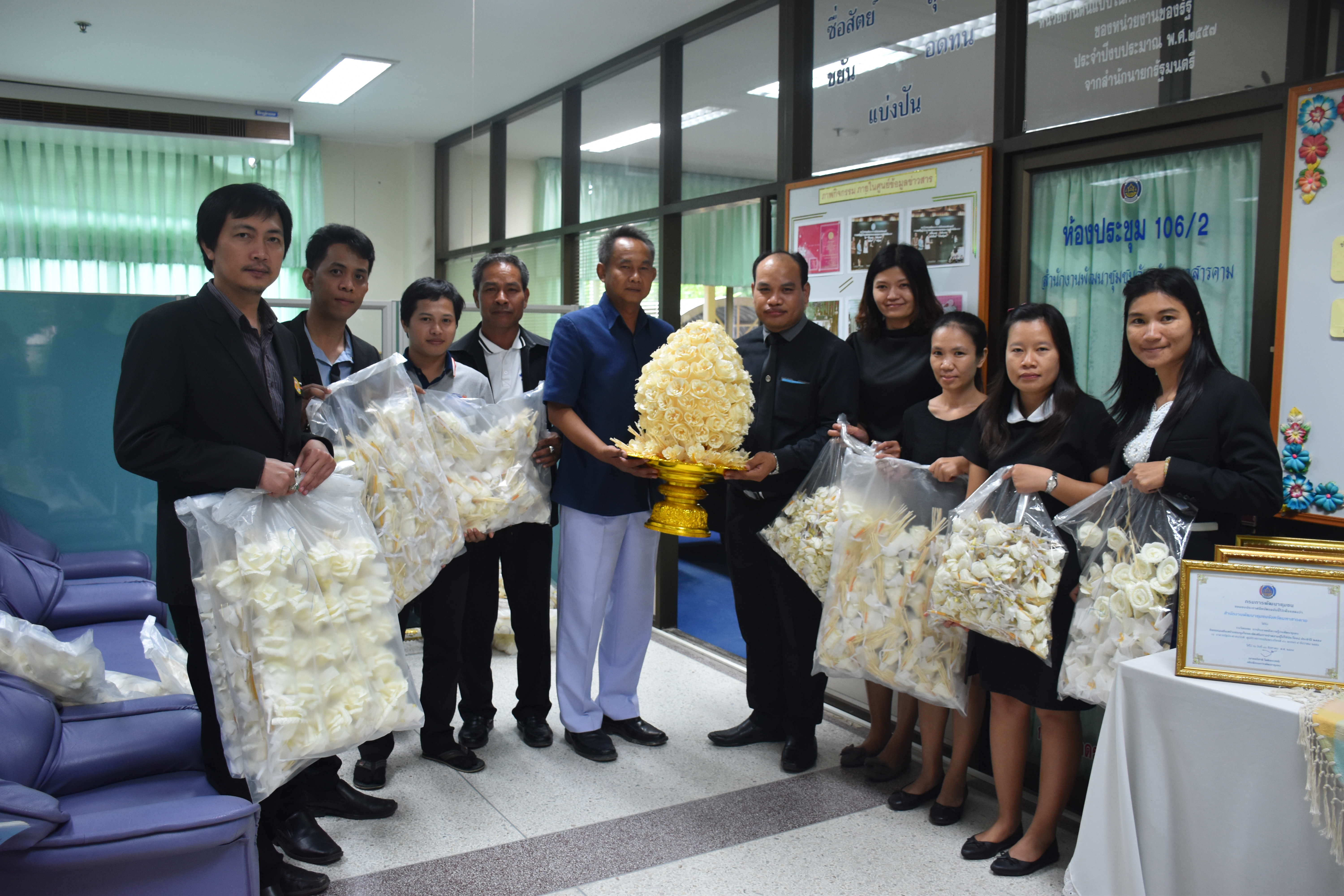 9 ตุลาคม 2560  สำนักงานพัฒนาชุมชนจังหวัดมหาสารคาม รับมอบดอกไม้จันทน์จากคณะเทคโนโลยีสารสนเทศ มหาวิทยาลัยราชภัฎมหาสารคาม จำนวน 1,124 ดอก
