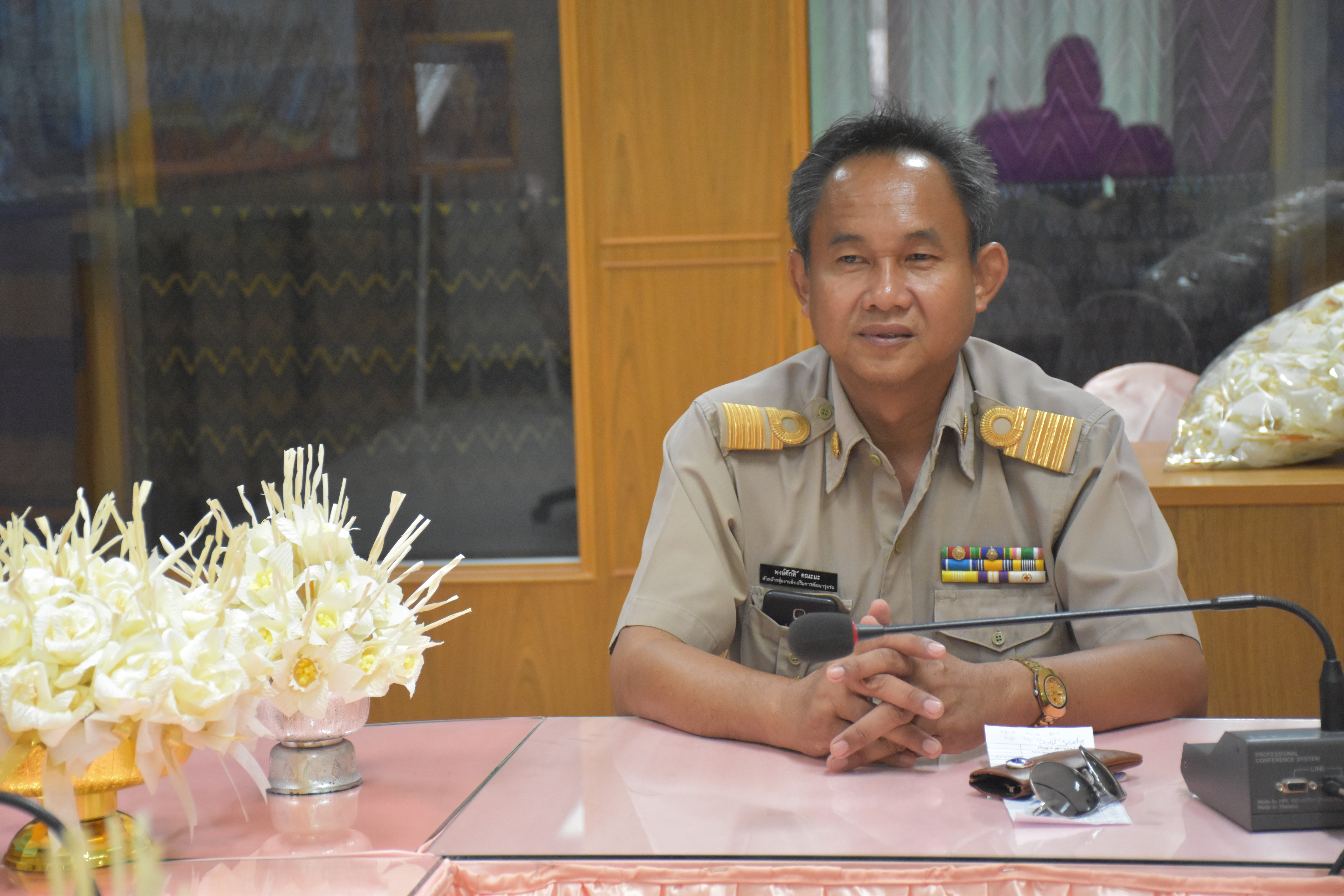 2 ตุลาคม 2560  นางบุญยิ่ง เทศน้อย พัฒนาการจังหวัดมหาสารคาม รับมอบดอกไม้จันทน์จากสำนักงานหอการค้าจังหวัดมหาสารคามและบริษัท ประชารัฐรักสามัคคีมหาสารคาม (วิสาหกิจเพื่อสังคม) จำกัด จำนวน 2,555 ดอก