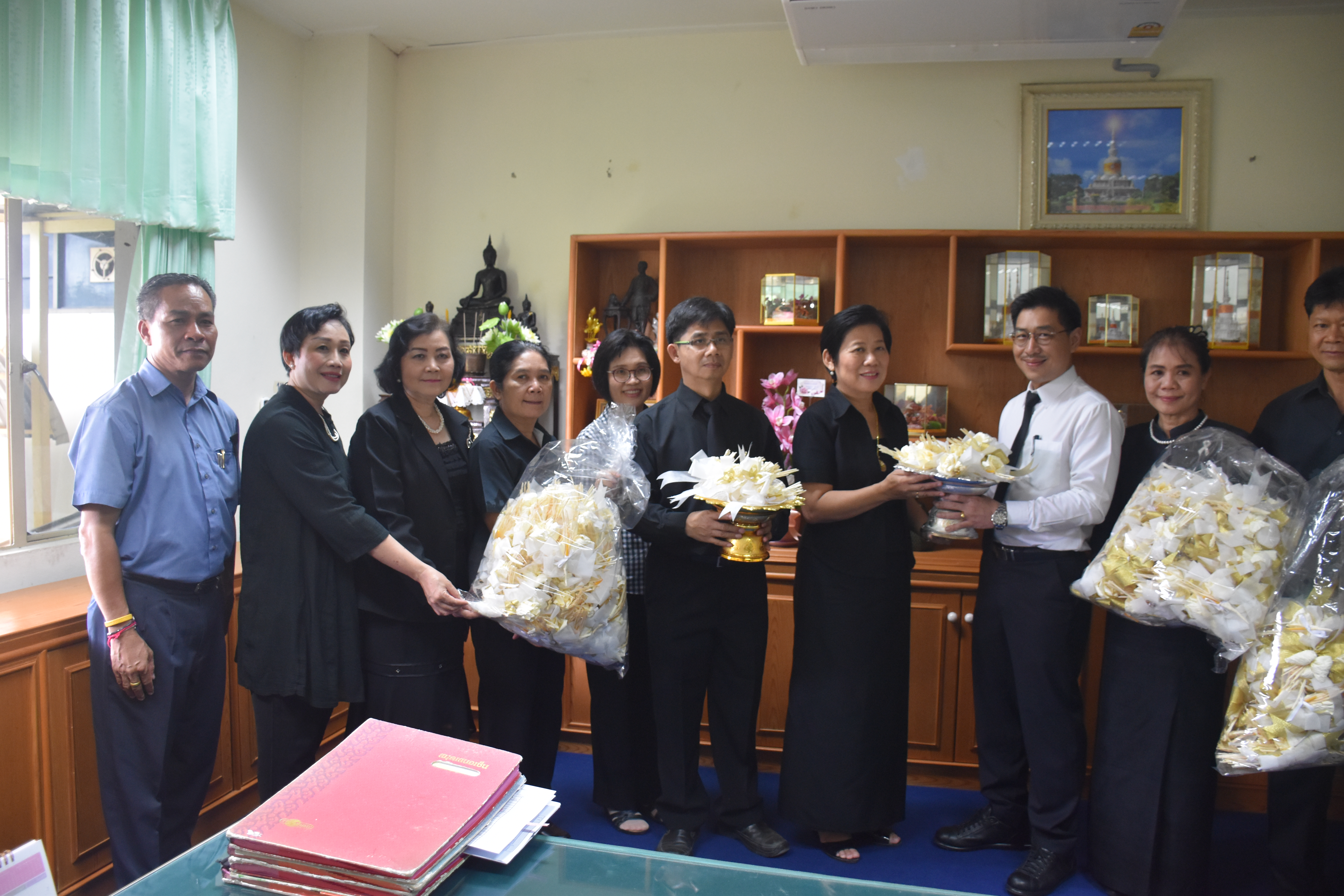 3 ตุลาคม 2560  นางบุญยิ่ง เทศน้อย พัฒนาการจังหวัดมหาสารคาม รับมอบดอกไม้จันทน์จากสำนักงานสาธารณสุขจังหวัดมหาสารคาม จำนวน 477 ดอก