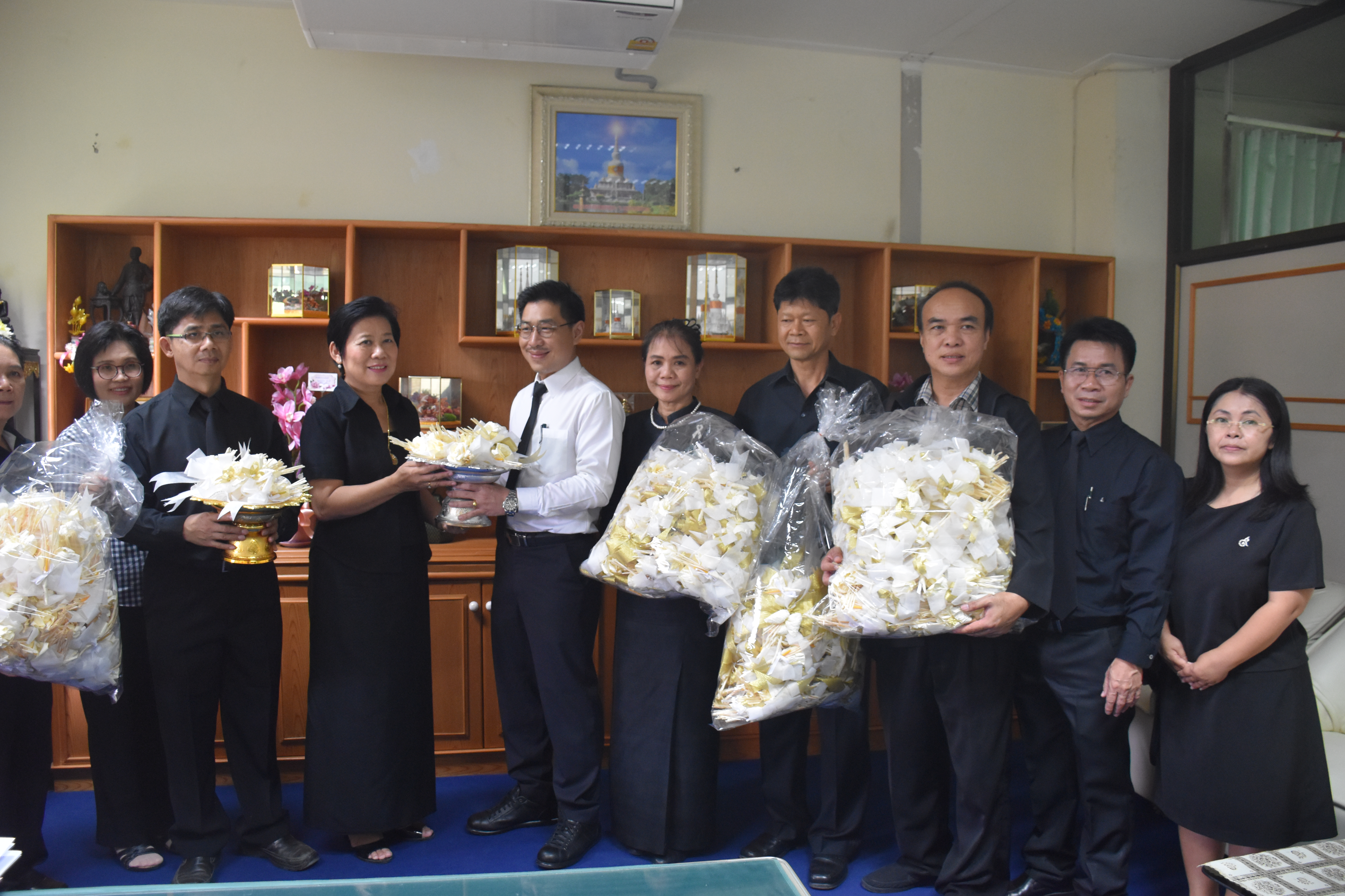 3 ตุลาคม 2560  นางบุญยิ่ง เทศน้อย พัฒนาการจังหวัดมหาสารคาม รับมอบดอกไม้จันทน์จากสำนักงานสาธารณสุขจังหวัดมหาสารคาม จำนวน 477 ดอก