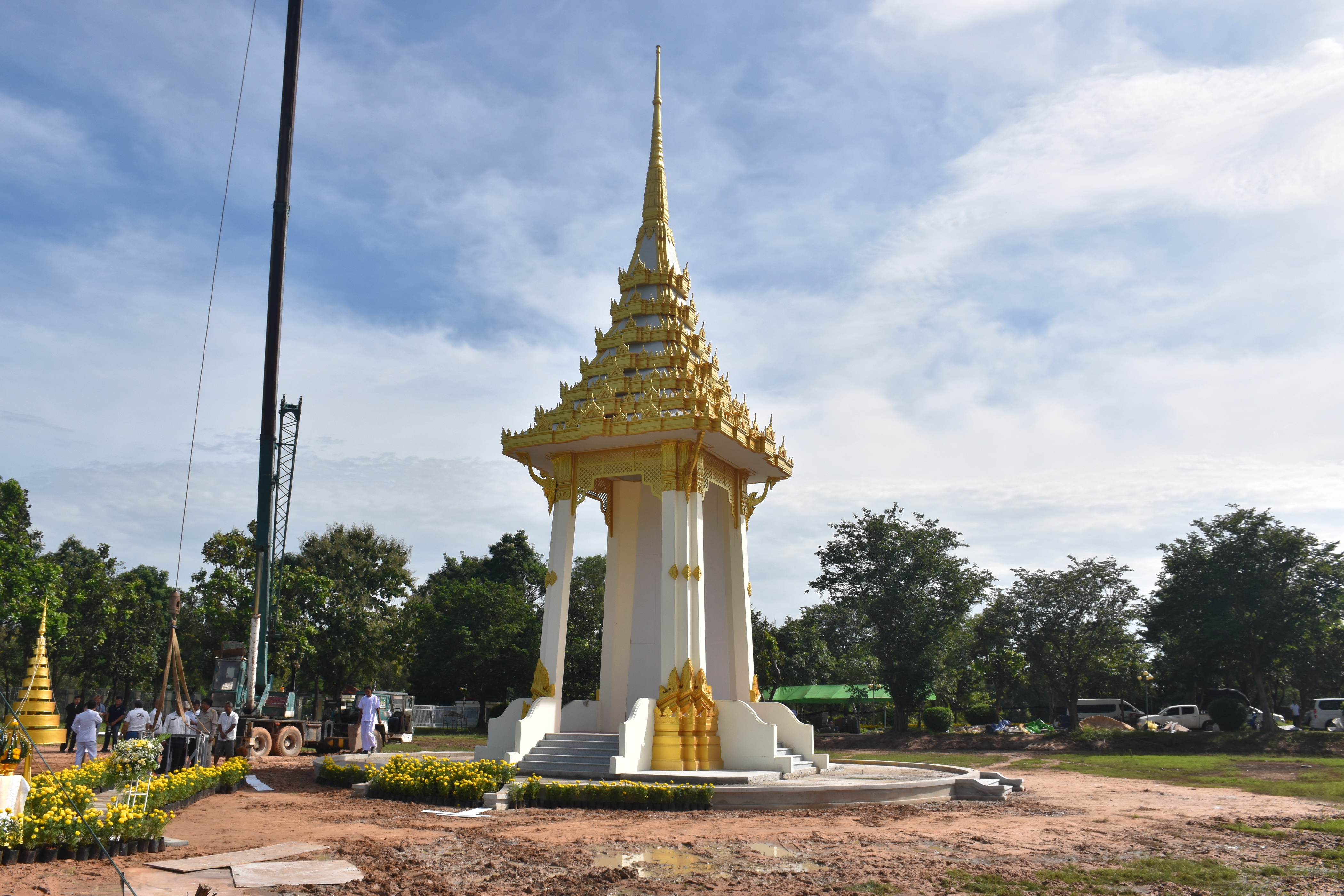 9 ตุลาคม 2560 เวลา 09.39 น. พิธีอัญเชิญนพปฎลสุวรรณฉัตร (ฉัตรทอง 9 ชั้น) ขึ้นประดิษฐานบนพระเมรุมาศจำลอง ณ บริเวณสนามหน้าศาลากลางจังหวัดมหาสารคาม