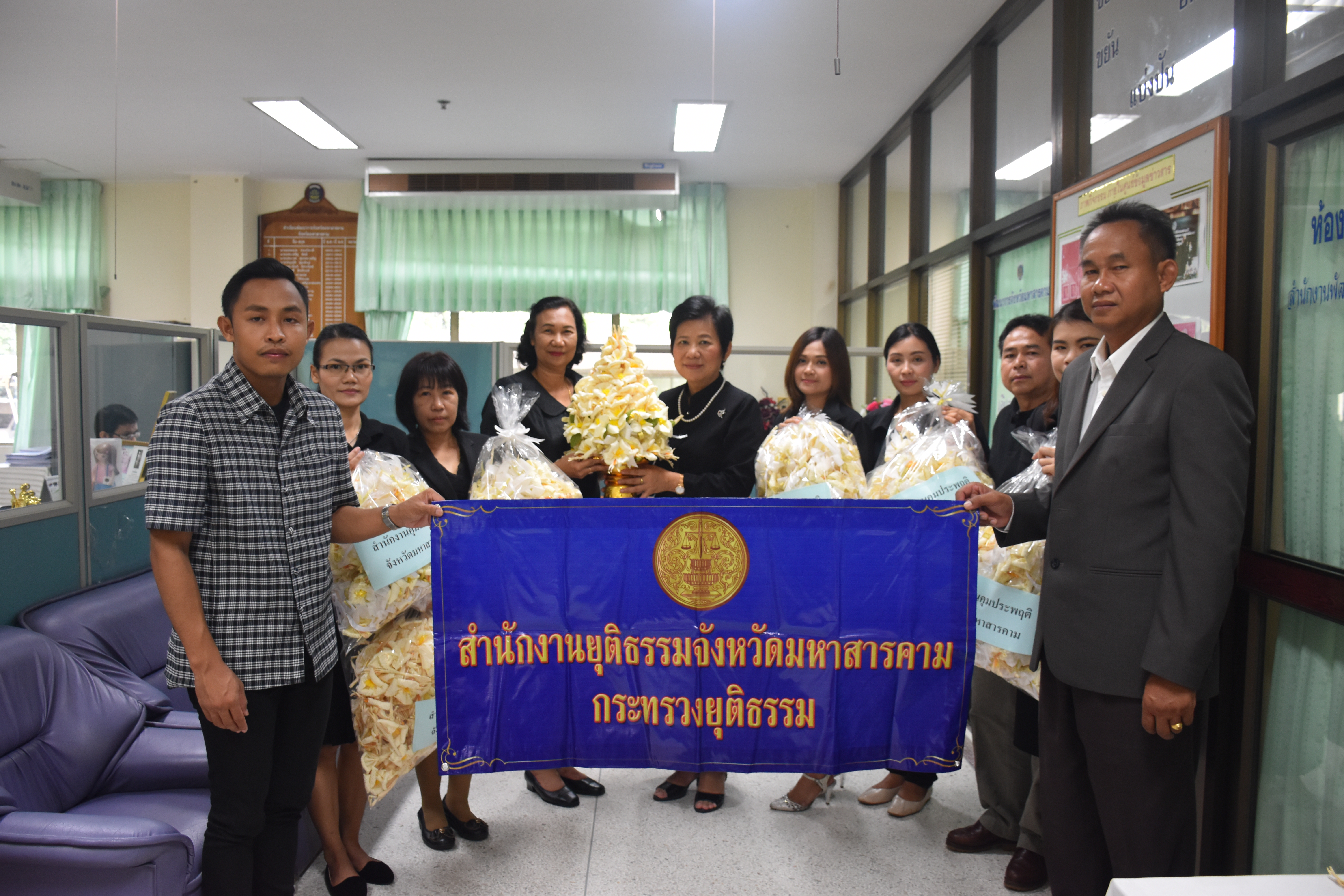 5 ตุลาคม 2560  นางบุญยิ่ง เทศน้อย พัฒนาการจังหวัดมหาสารคาม รับมอบดอกไม้จันทน์จากสำนักยุติธรรมจังหวัดมหาสารคามและสำนักงานคุมประพฤติจังหวัดมหาสารคาม จำนวน 1,000 ดอก