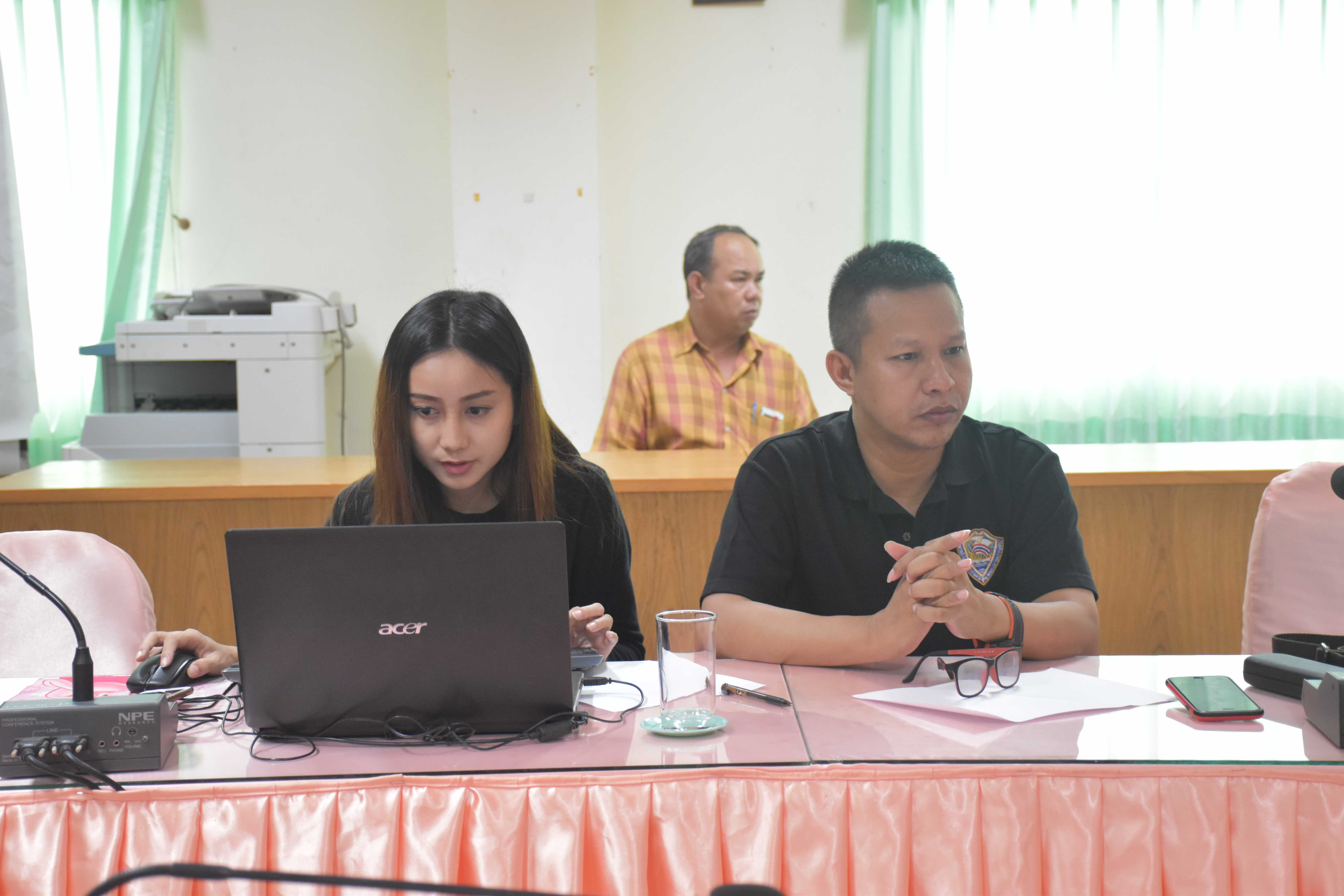 2 ตุลาคม 2560  นางบุญยิ่ง เทศน้อย พัฒนาการจังหวัดมหาสารคาม รับมอบดอกไม้จันทน์จากสำนักงานหอการค้าจังหวัดมหาสารคามและบริษัท ประชารัฐรักสามัคคีมหาสารคาม (วิสาหกิจเพื่อสังคม) จำกัด จำนวน 2,555 ดอก