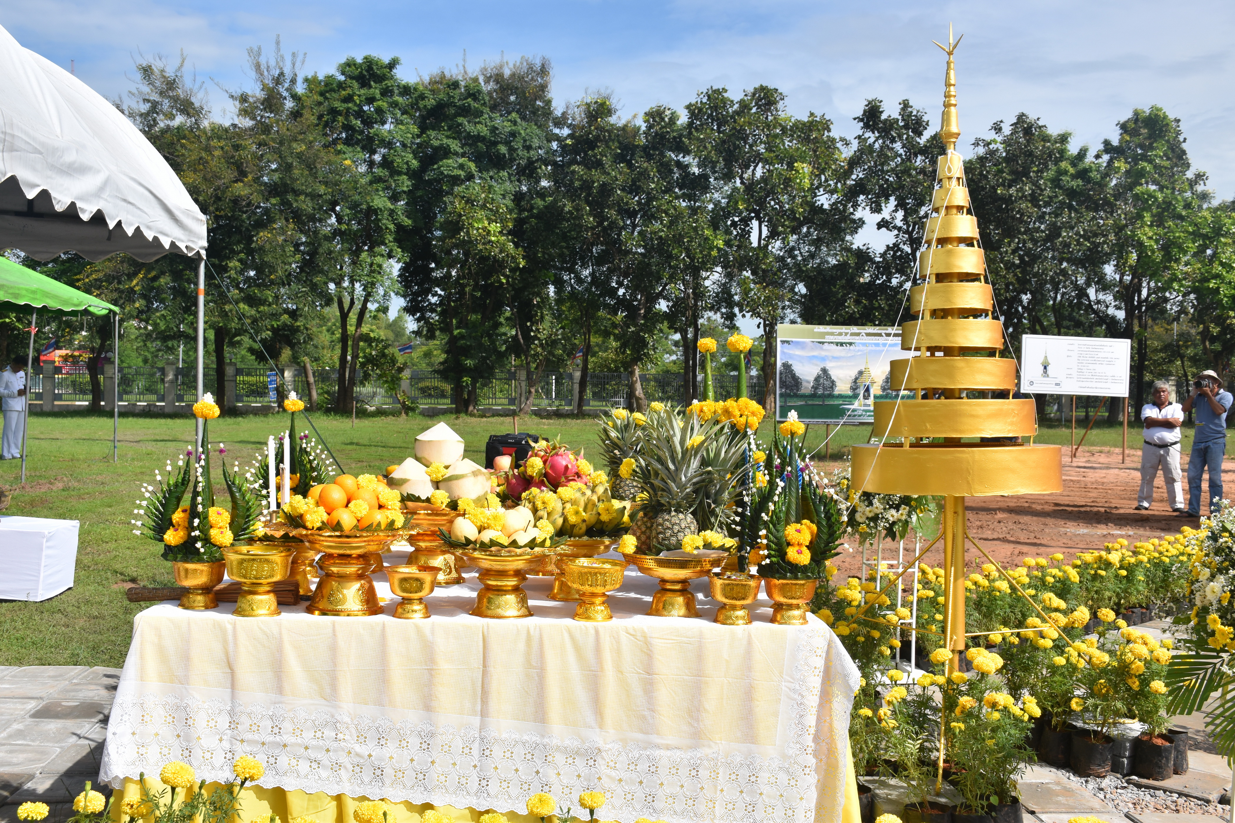 9 ตุลาคม 2560 เวลา 09.39 น. พิธีอัญเชิญนพปฎลสุวรรณฉัตร (ฉัตรทอง 9 ชั้น) ขึ้นประดิษฐานบนพระเมรุมาศจำลอง ณ บริเวณสนามหน้าศาลากลางจังหวัดมหาสารคาม