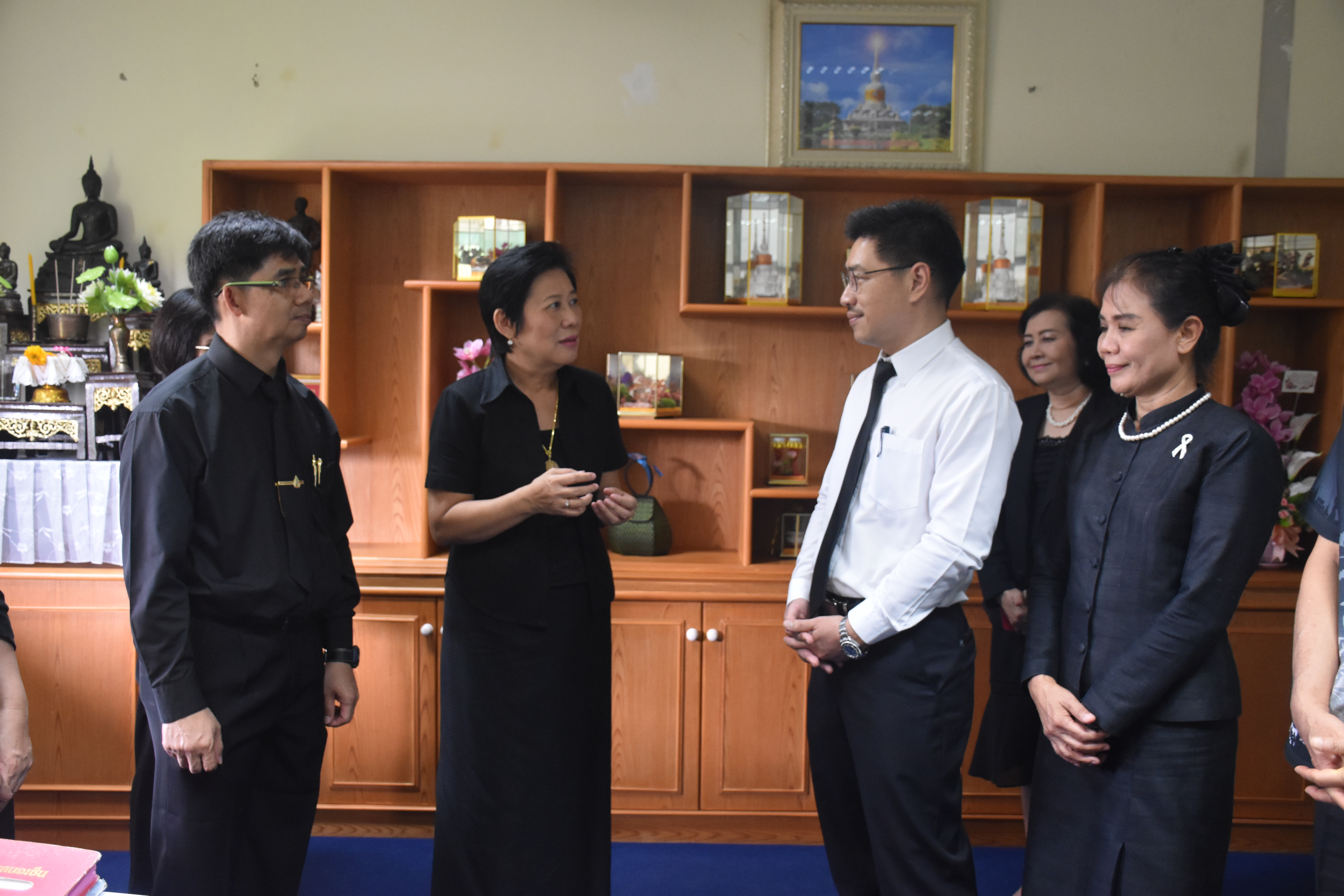 3 ตุลาคม 2560  นางบุญยิ่ง เทศน้อย พัฒนาการจังหวัดมหาสารคาม รับมอบดอกไม้จันทน์จากสำนักงานสาธารณสุขจังหวัดมหาสารคาม จำนวน 477 ดอก