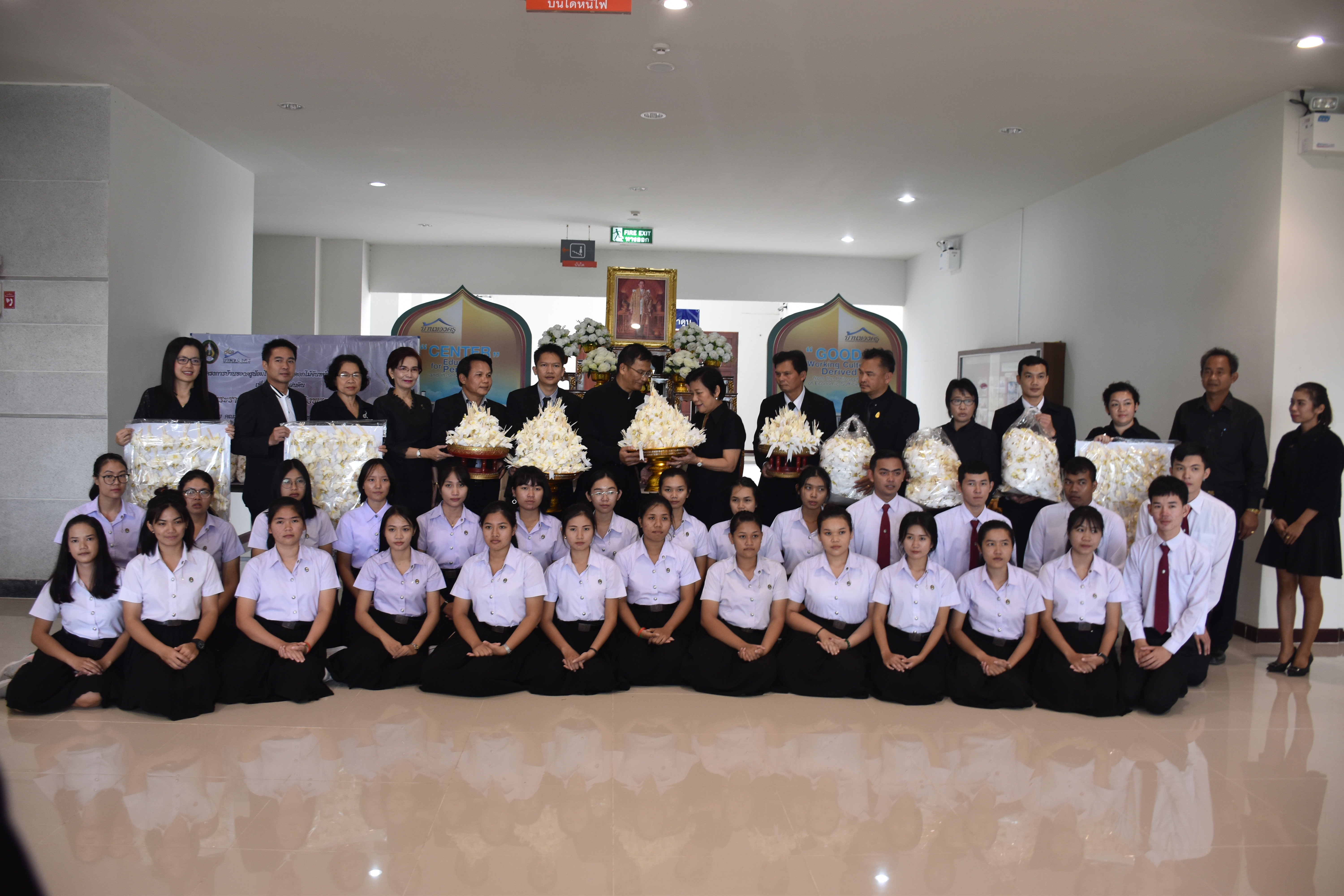 3 ตุลาคม 2560  นายเสน่ห์ นนทะโชติ ผู้ว่าราชการจังหวัดมหาสารคาม มอบหมายนางบุญยิ่ง เทศน้อย พัฒนาการจังหวัดมหาสารคาม เป็นประธานในพิธีส่งมอบดอกไม้จันทน์พระราชทาน จากคณะครุศาสตร์และสมาคมศิษย์เก่า มหาวิทยาลัยราชภัฏมหาสารคาม จำนวน 29,999 ช่อ