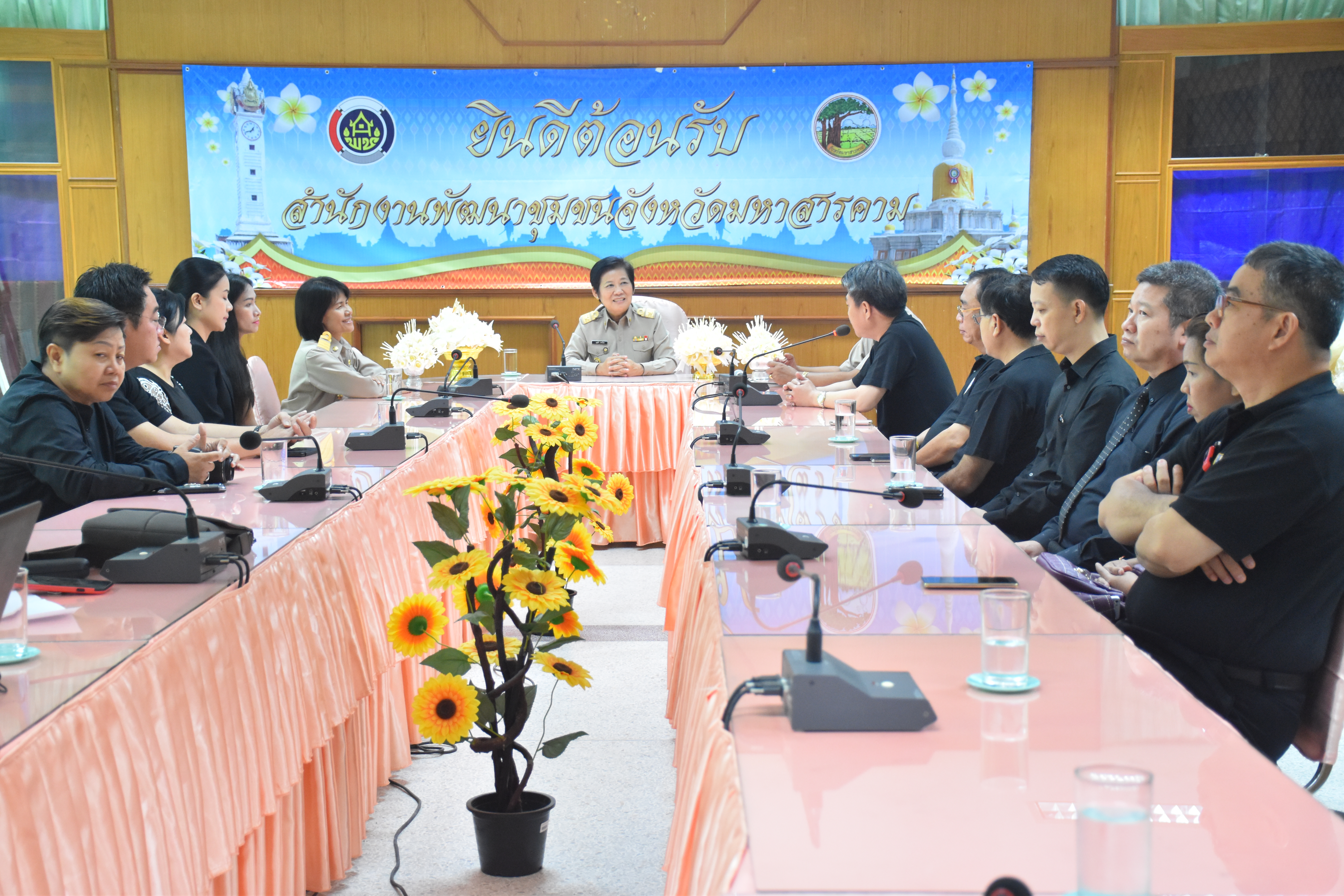 2 ตุลาคม 2560  นางบุญยิ่ง เทศน้อย พัฒนาการจังหวัดมหาสารคาม รับมอบดอกไม้จันทน์จากสำนักงานหอการค้าจังหวัดมหาสารคามและบริษัท ประชารัฐรักสามัคคีมหาสารคาม (วิสาหกิจเพื่อสังคม) จำกัด จำนวน 2,555 ดอก