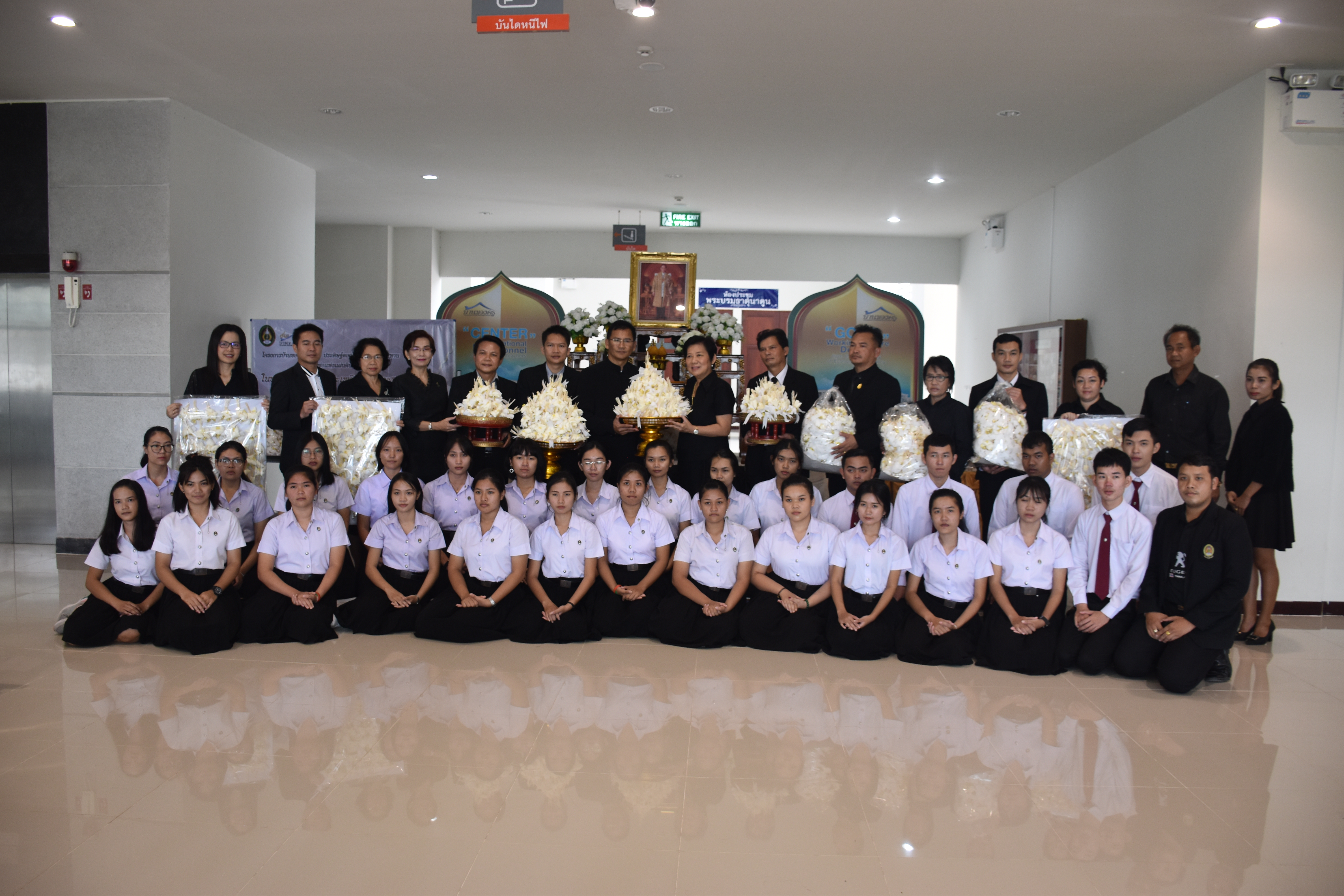 3 ตุลาคม 2560  นายเสน่ห์ นนทะโชติ ผู้ว่าราชการจังหวัดมหาสารคาม มอบหมายนางบุญยิ่ง เทศน้อย พัฒนาการจังหวัดมหาสารคาม เป็นประธานในพิธีส่งมอบดอกไม้จันทน์พระราชทาน จากคณะครุศาสตร์และสมาคมศิษย์เก่า มหาวิทยาลัยราชภัฏมหาสารคาม จำนวน 29,999 ช่อ