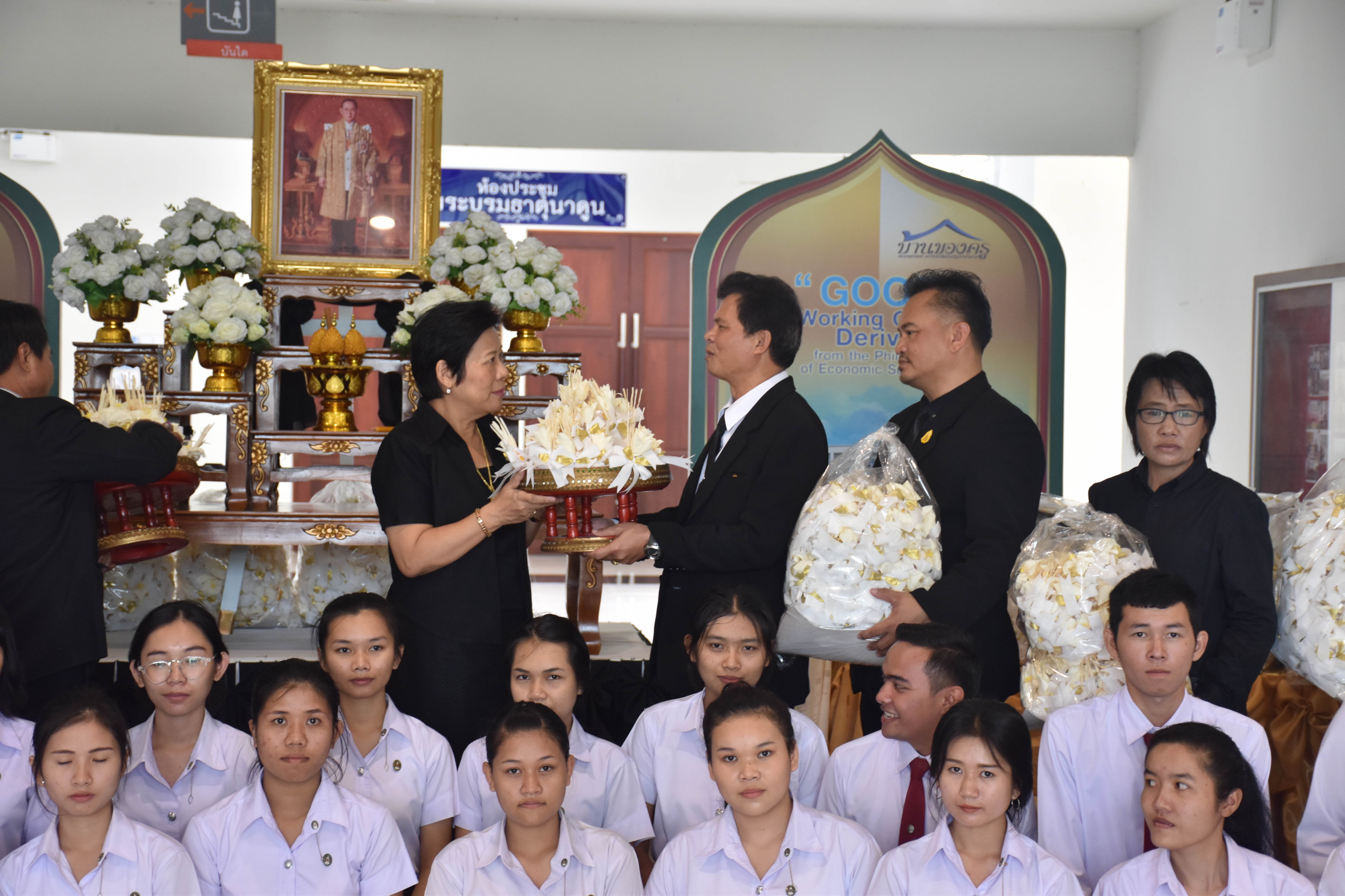 3 ตุลาคม 2560  นายเสน่ห์ นนทะโชติ ผู้ว่าราชการจังหวัดมหาสารคาม มอบหมายนางบุญยิ่ง เทศน้อย พัฒนาการจังหวัดมหาสารคาม เป็นประธานในพิธีส่งมอบดอกไม้จันทน์พระราชทาน จากคณะครุศาสตร์และสมาคมศิษย์เก่า มหาวิทยาลัยราชภัฏมหาสารคาม จำนวน 29,999 ช่อ