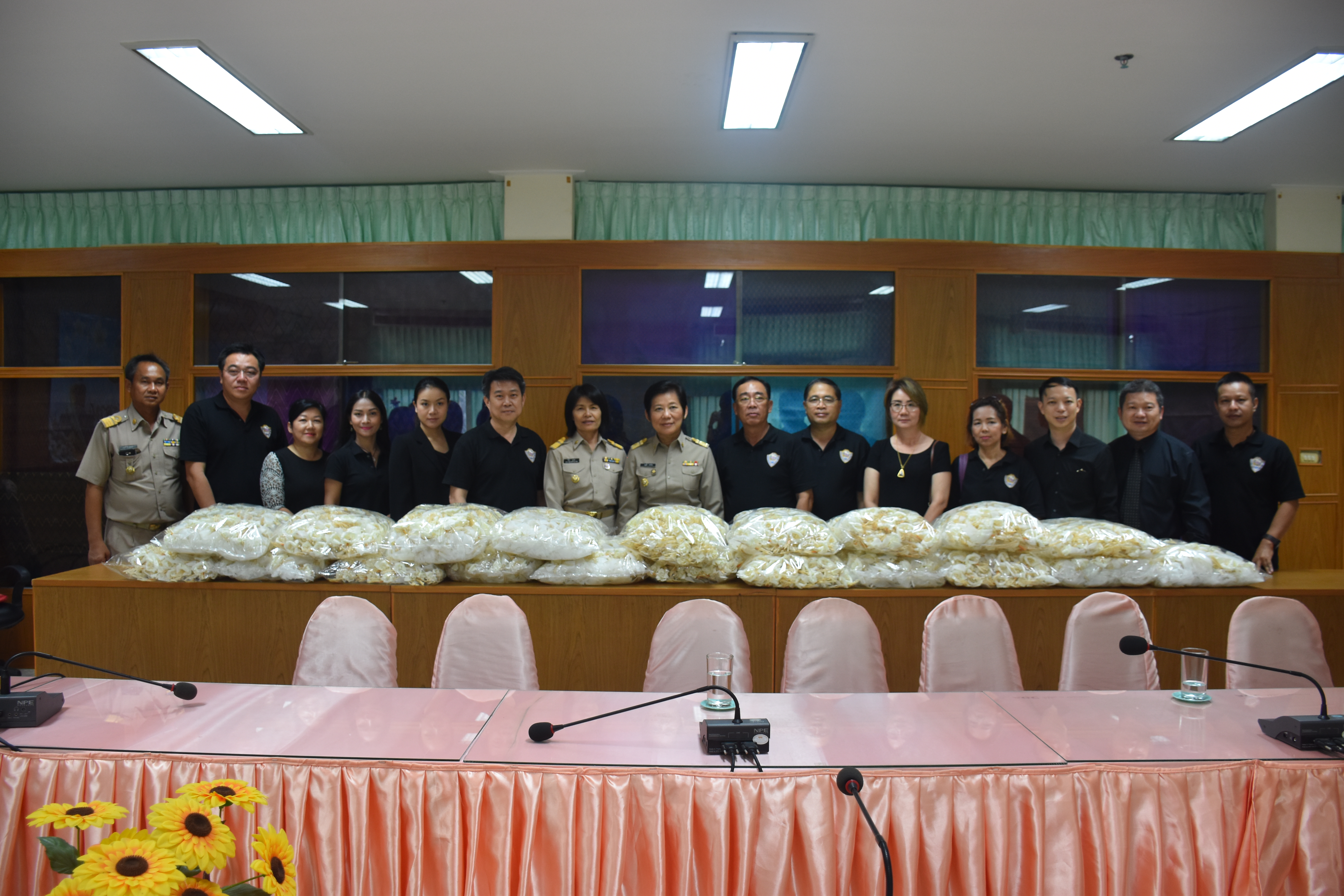 2 ตุลาคม 2560  นางบุญยิ่ง เทศน้อย พัฒนาการจังหวัดมหาสารคาม รับมอบดอกไม้จันทน์จากสำนักงานหอการค้าจังหวัดมหาสารคามและบริษัท ประชารัฐรักสามัคคีมหาสารคาม (วิสาหกิจเพื่อสังคม) จำกัด จำนวน 2,555 ดอก