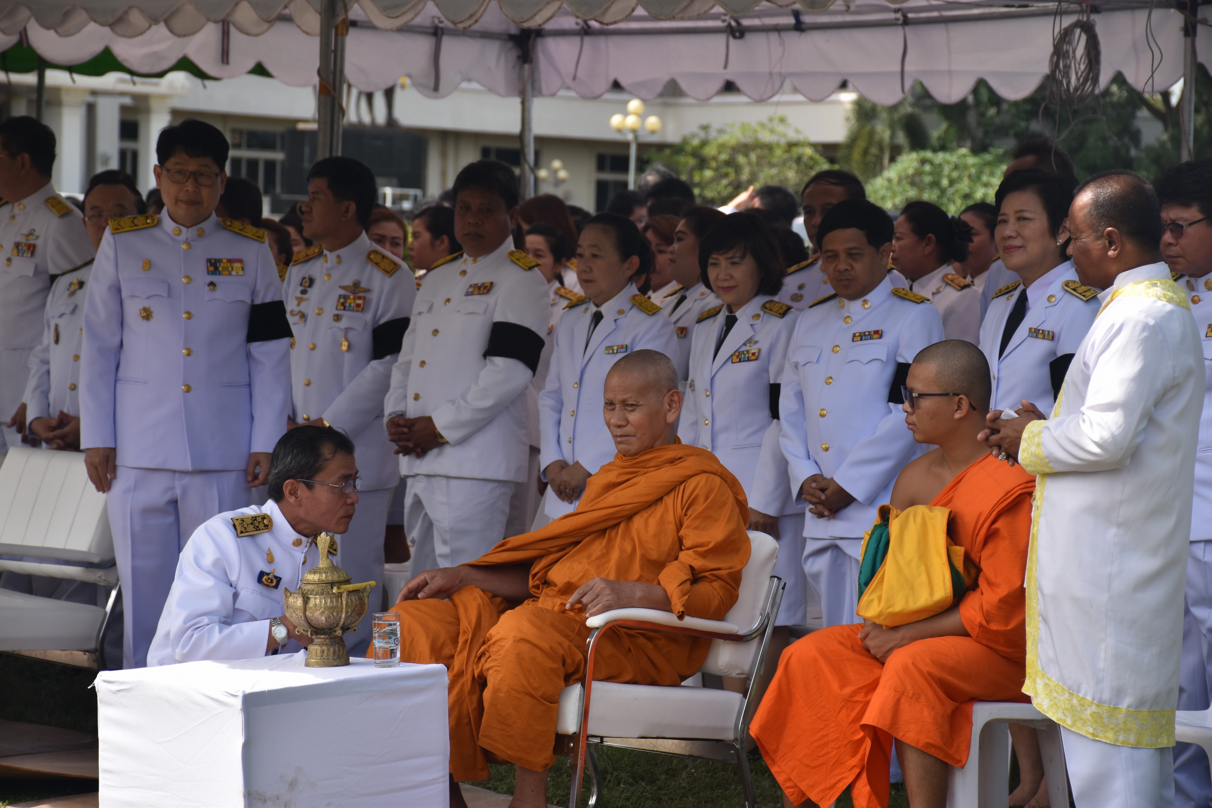 9 ตุลาคม 2560 เวลา 09.39 น. พิธีอัญเชิญนพปฎลสุวรรณฉัตร (ฉัตรทอง 9 ชั้น) ขึ้นประดิษฐานบนพระเมรุมาศจำลอง ณ บริเวณสนามหน้าศาลากลางจังหวัดมหาสารคาม