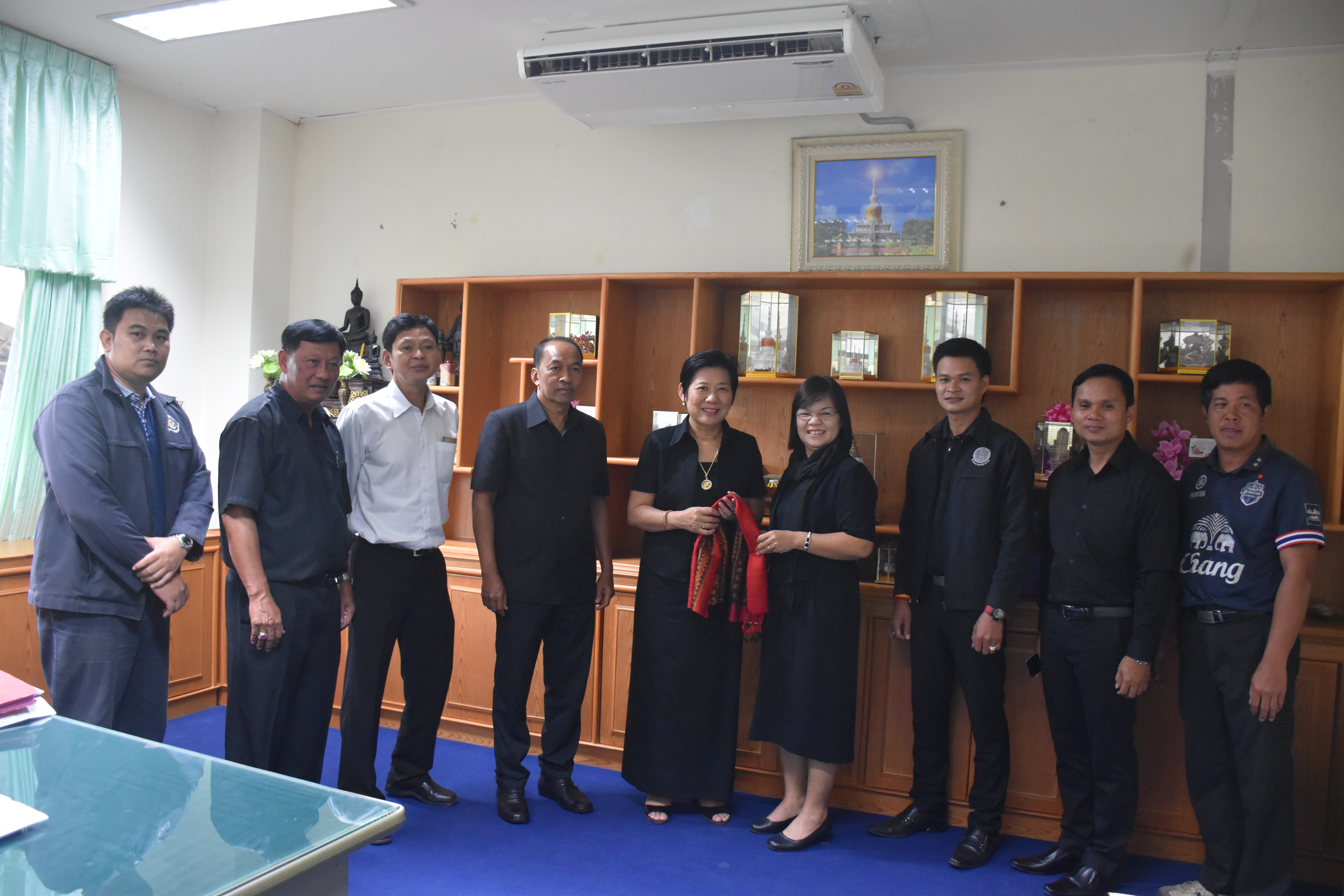 3 ตุลาคม 2560  คณะเจ้าหน้าที่พัฒนาชุมชนจังหวัดบุรีรัมย์ร่วมแสดงความยินดีกับนางบุญยิ่ง เทศน้อย พัฒนาการจังหวัดมหาสารคาม ในโอกาสเข้ารับตำแหน่งพัฒนาการจังหวัดมหาสารคาม