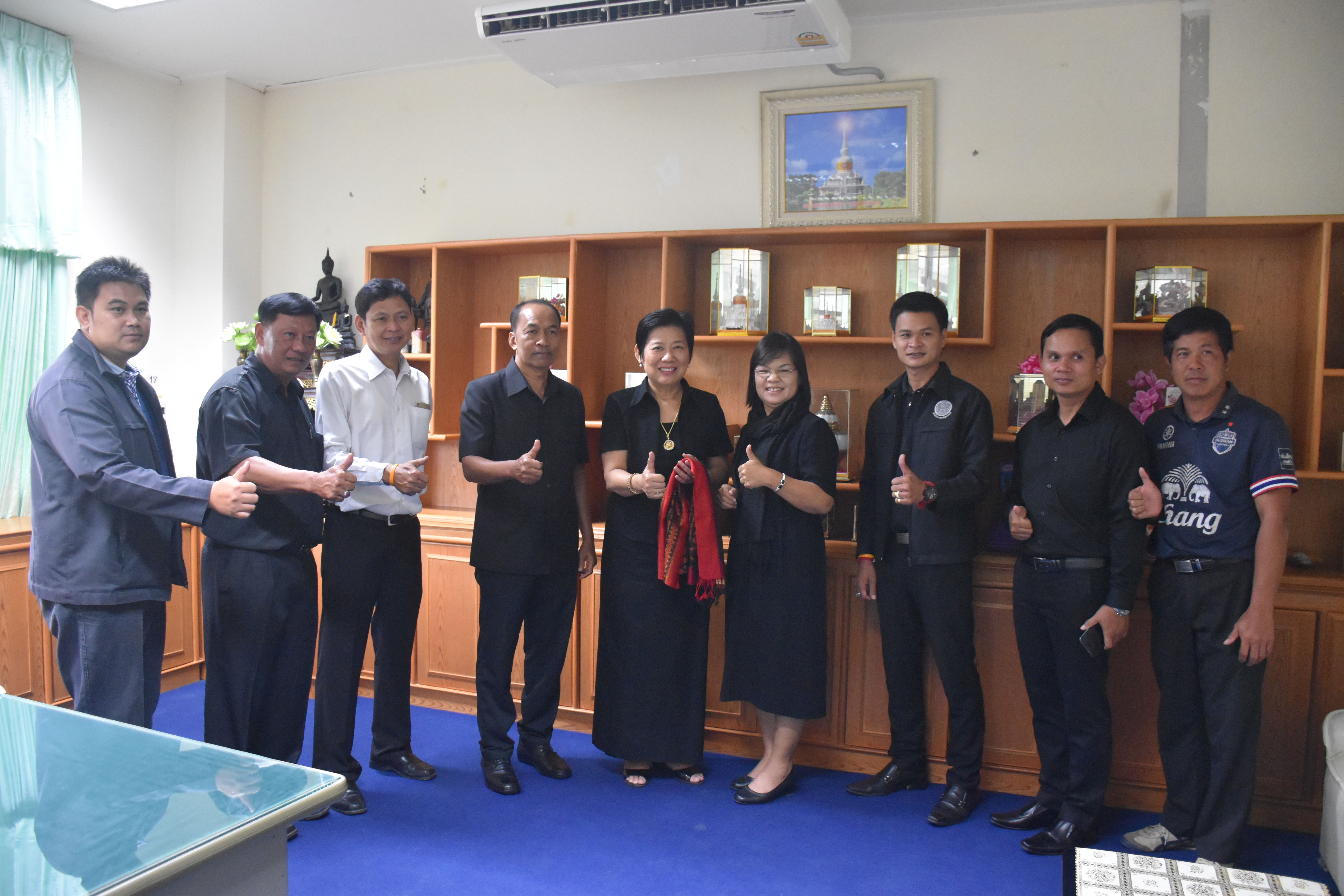 3 ตุลาคม 2560  คณะเจ้าหน้าที่พัฒนาชุมชนจังหวัดบุรีรัมย์ร่วมแสดงความยินดีกับนางบุญยิ่ง เทศน้อย พัฒนาการจังหวัดมหาสารคาม ในโอกาสเข้ารับตำแหน่งพัฒนาการจังหวัดมหาสารคาม
