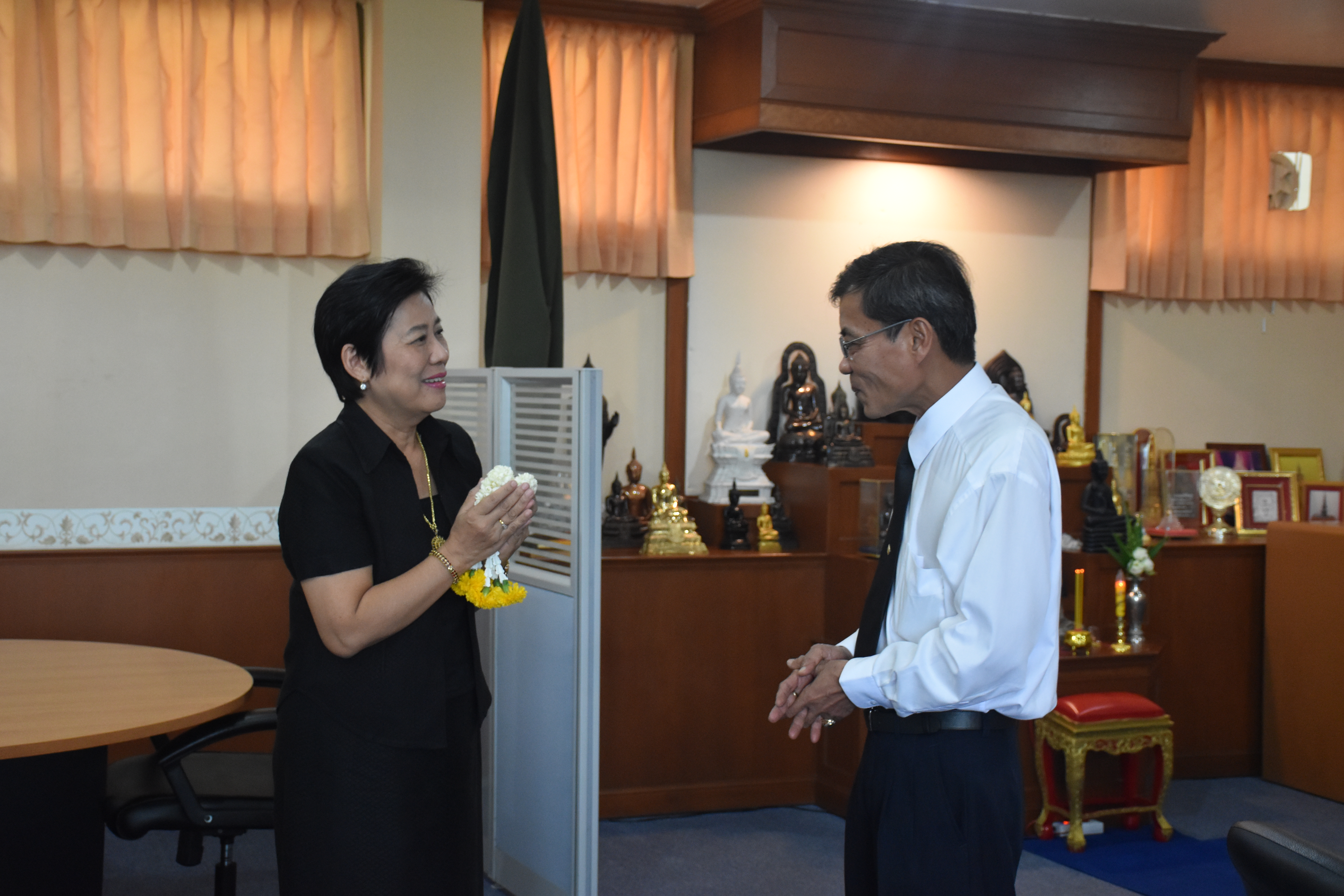 3 ตุลาคม 2560  นางบุญยิ่ง เทศน้อย พัฒนาการจังหวัดมหาสารคาม เข้ารายงานตัวต่อนายเสน่ห์ นนทะโชติ ผู้ว่าราชการจังหวัดมหาสารคาม ในโอกาสย้ายมาดำรงตำแหน่งพัฒนาการจังหวัดมหาสารคาม