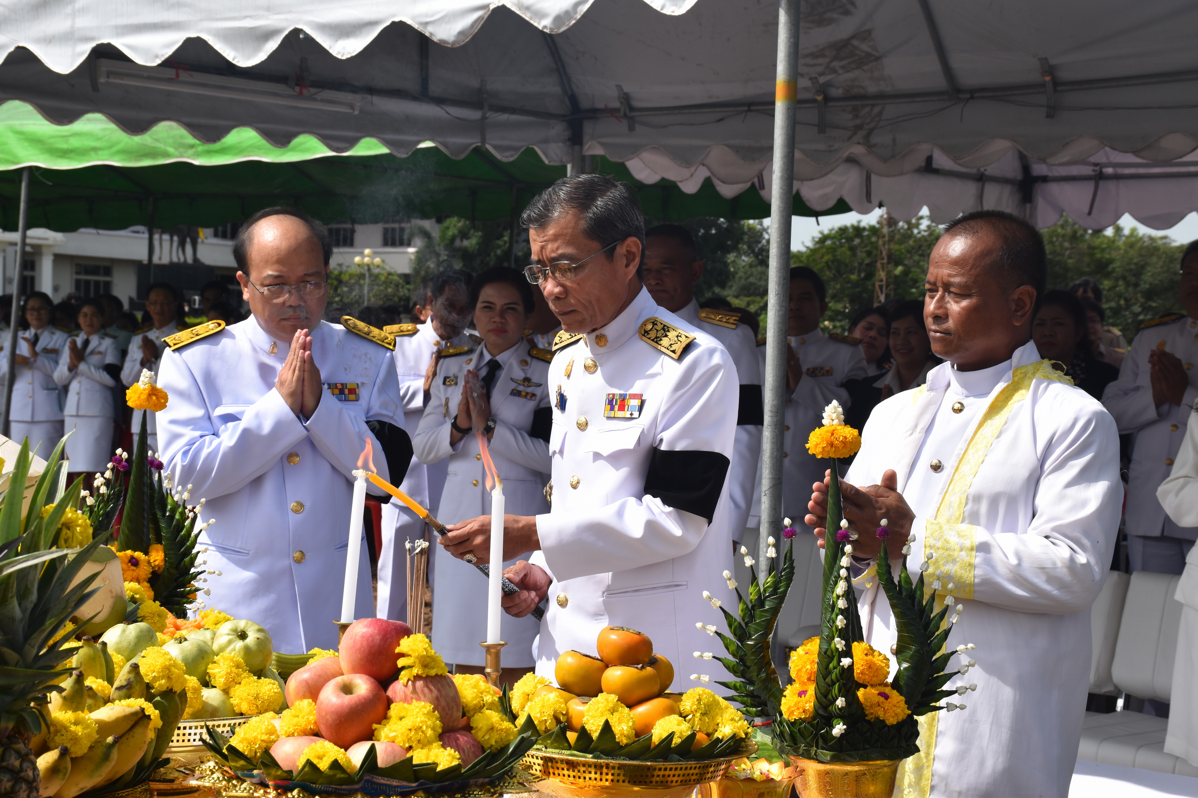 9 ตุลาคม 2560 เวลา 09.39 น. พิธีอัญเชิญนพปฎลสุวรรณฉัตร (ฉัตรทอง 9 ชั้น) ขึ้นประดิษฐานบนพระเมรุมาศจำลอง ณ บริเวณสนามหน้าศาลากลางจังหวัดมหาสารคาม