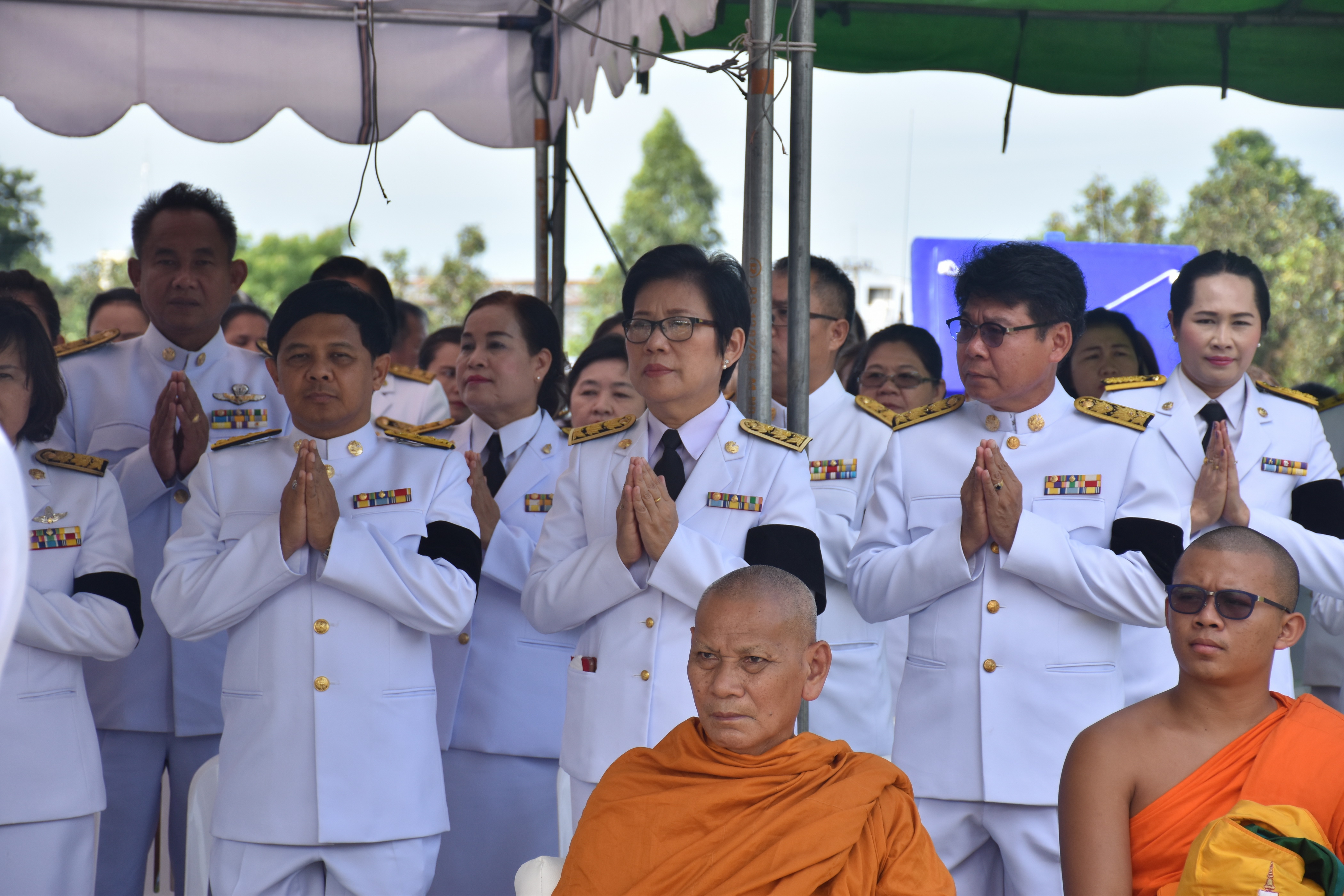 9 ตุลาคม 2560 เวลา 09.39 น. พิธีอัญเชิญนพปฎลสุวรรณฉัตร (ฉัตรทอง 9 ชั้น) ขึ้นประดิษฐานบนพระเมรุมาศจำลอง ณ บริเวณสนามหน้าศาลากลางจังหวัดมหาสารคาม
