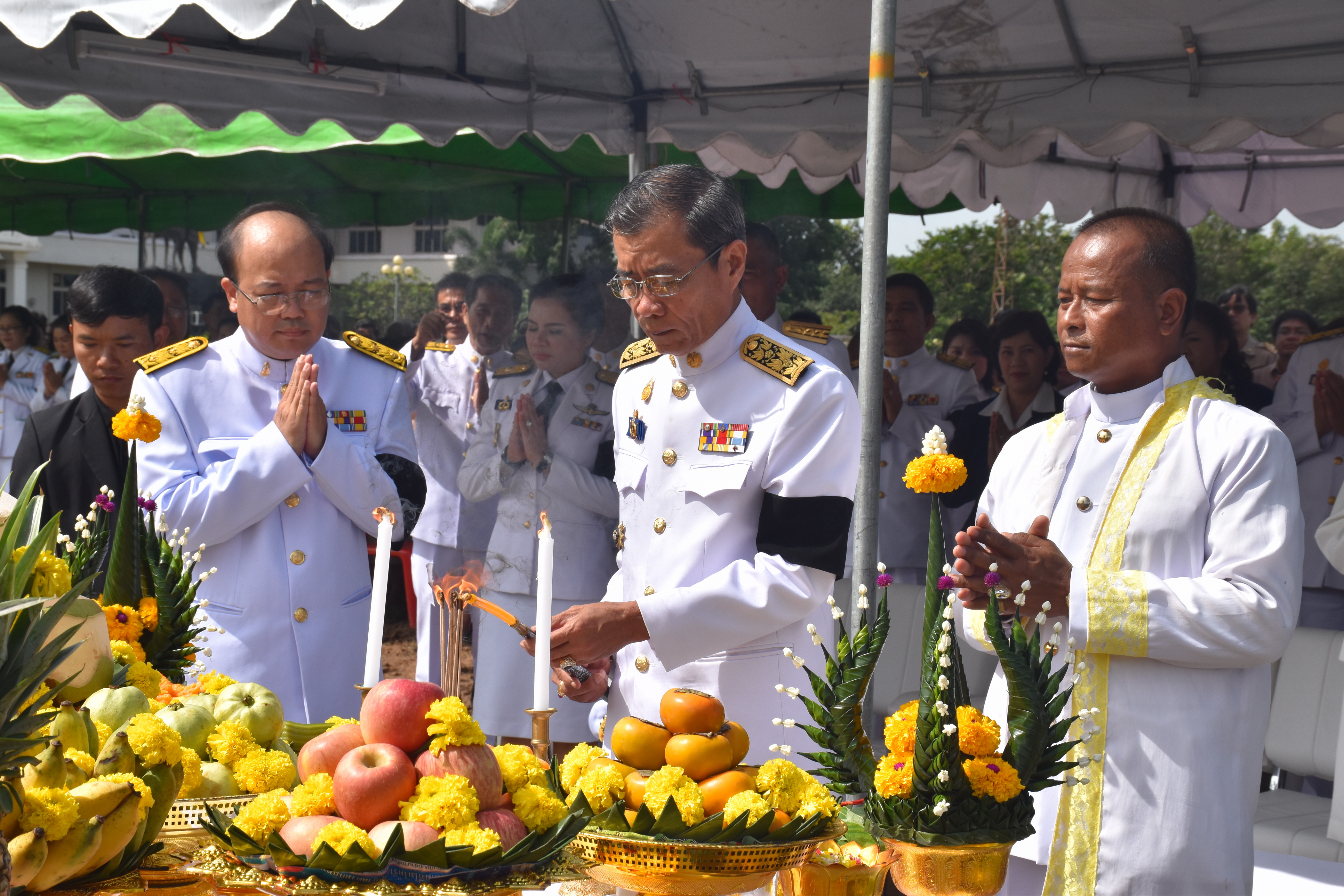 9 ตุลาคม 2560 เวลา 09.39 น. พิธีอัญเชิญนพปฎลสุวรรณฉัตร (ฉัตรทอง 9 ชั้น) ขึ้นประดิษฐานบนพระเมรุมาศจำลอง ณ บริเวณสนามหน้าศาลากลางจังหวัดมหาสารคาม