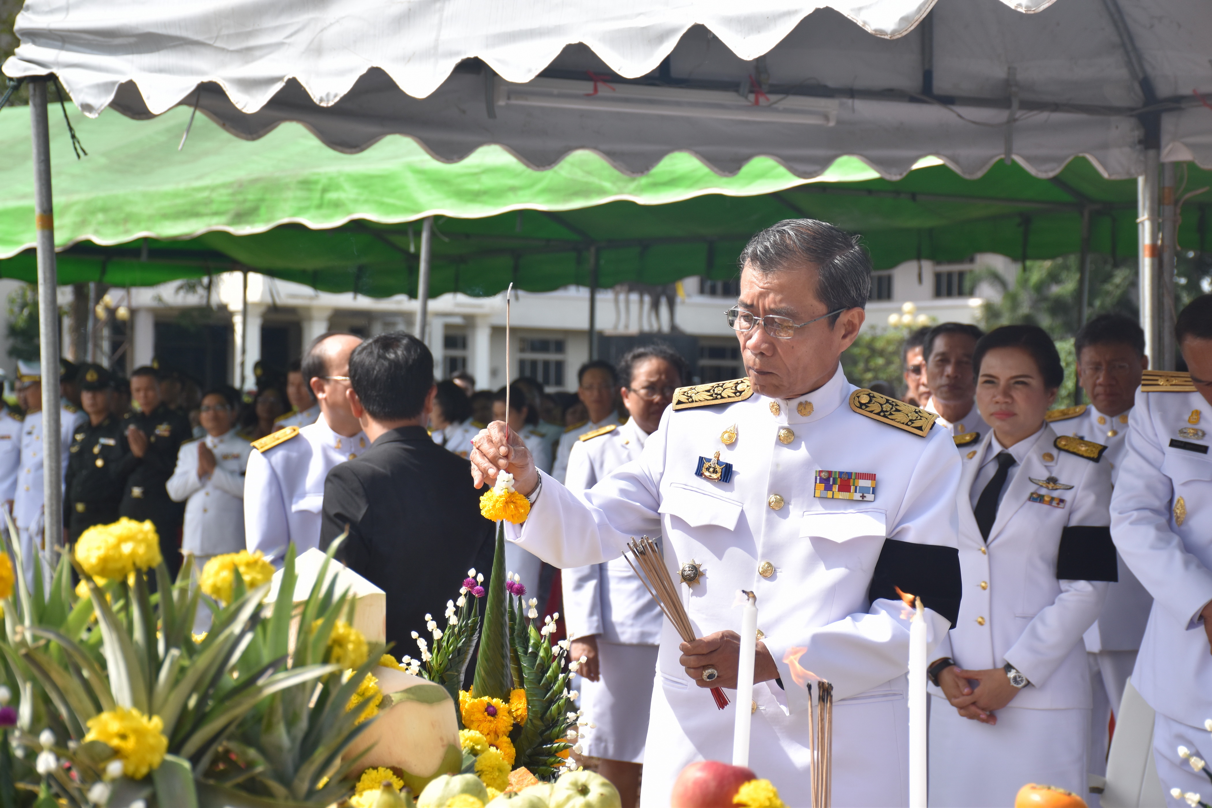 9 ตุลาคม 2560 เวลา 09.39 น. พิธีอัญเชิญนพปฎลสุวรรณฉัตร (ฉัตรทอง 9 ชั้น) ขึ้นประดิษฐานบนพระเมรุมาศจำลอง ณ บริเวณสนามหน้าศาลากลางจังหวัดมหาสารคาม