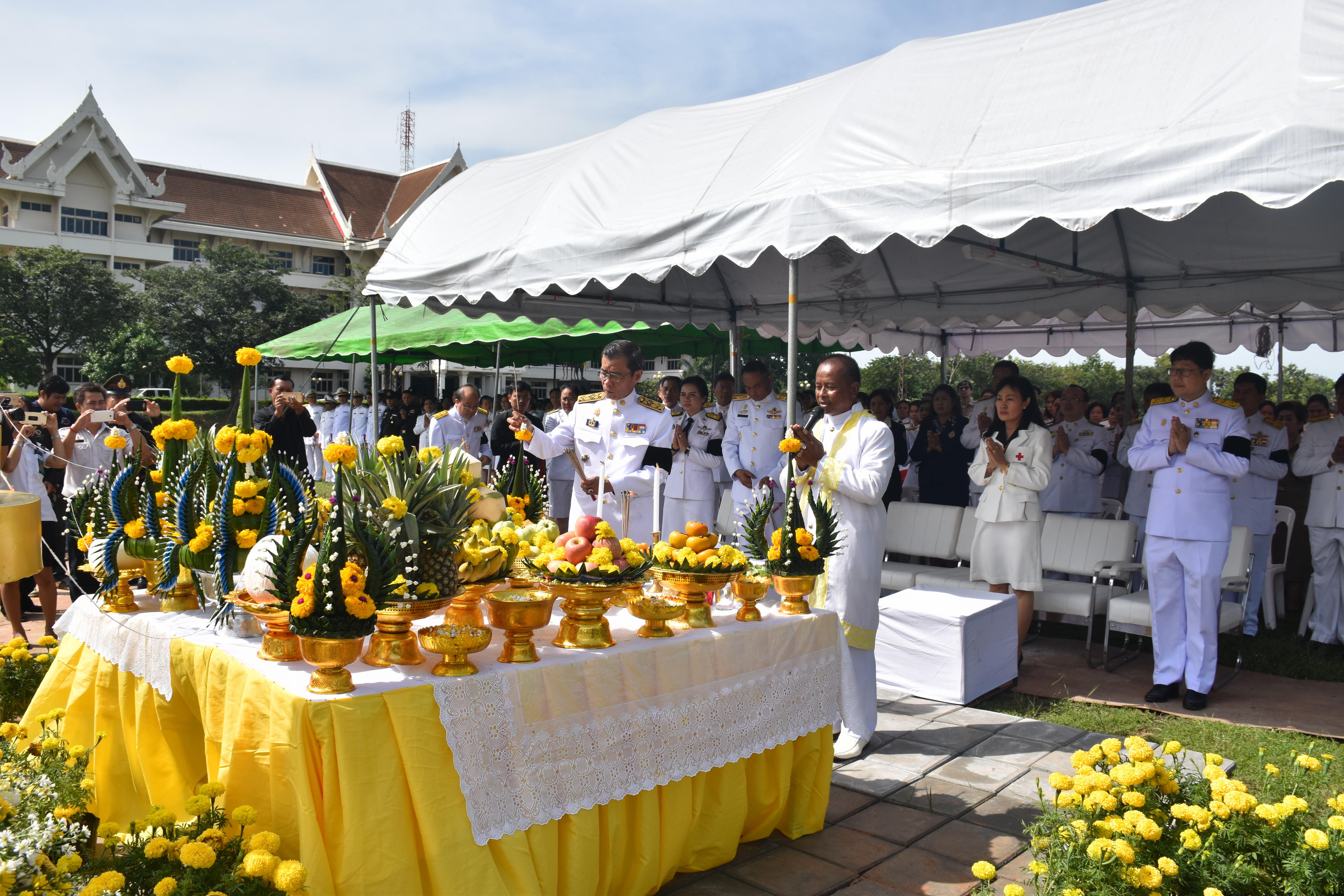 9 ตุลาคม 2560 เวลา 09.39 น. พิธีอัญเชิญนพปฎลสุวรรณฉัตร (ฉัตรทอง 9 ชั้น) ขึ้นประดิษฐานบนพระเมรุมาศจำลอง ณ บริเวณสนามหน้าศาลากลางจังหวัดมหาสารคาม