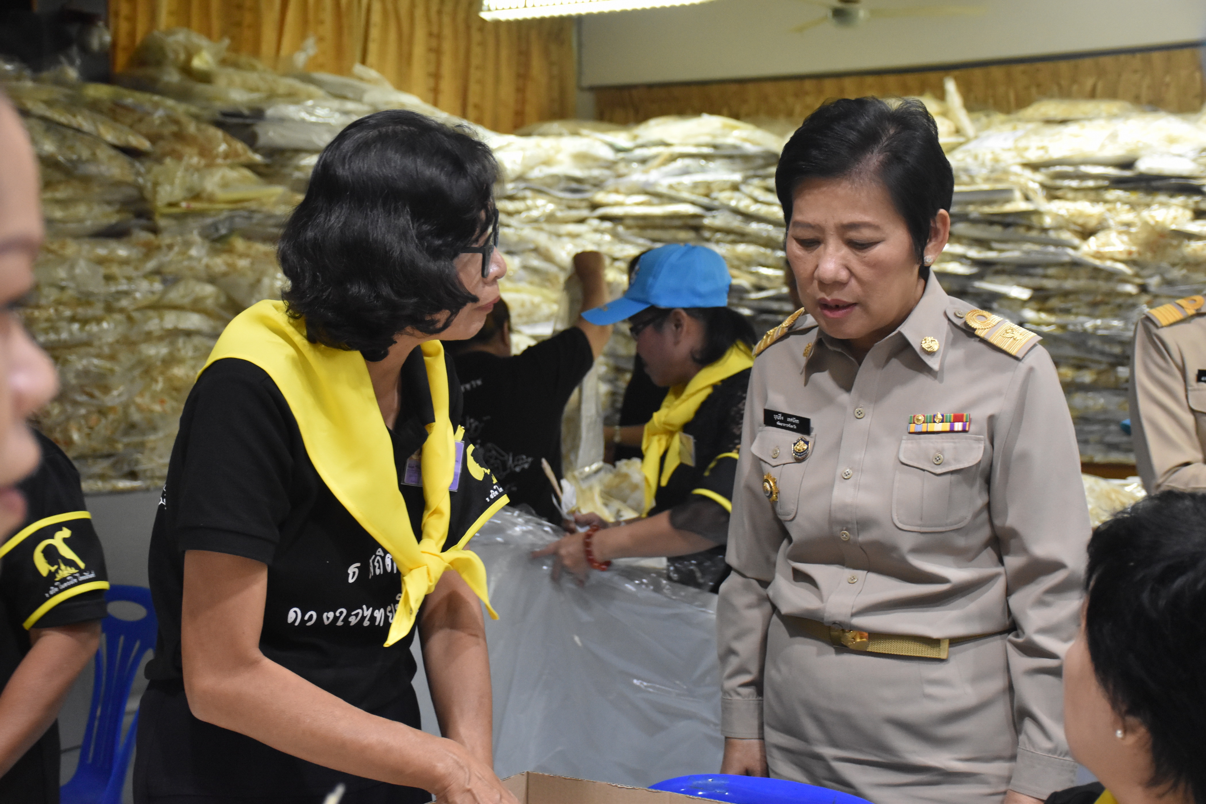 18 ตุลาคม 2560  พัฒนาการจังหวัดมหาสารคาม ลงพื้นที่ให้กำลังใจและให้คำแนะนำในการปฏิบัติงานแก่จิตอาสาเฉพาะกิจฯ ที่มาปฏิบัติงานการคัดแยกและจัดเตรียมดอกไม้จันทน์