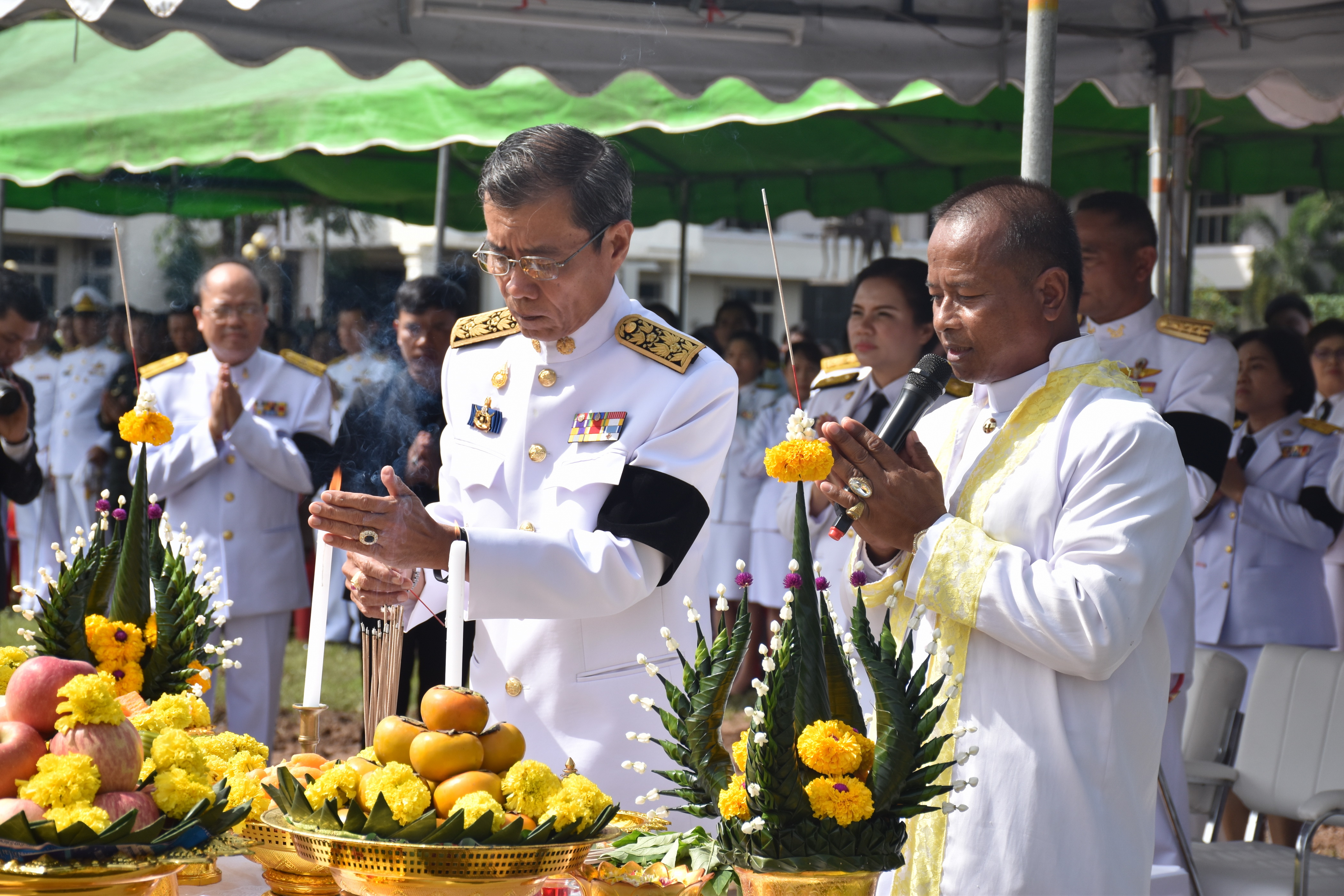 9 ตุลาคม 2560 เวลา 09.39 น. พิธีอัญเชิญนพปฎลสุวรรณฉัตร (ฉัตรทอง 9 ชั้น) ขึ้นประดิษฐานบนพระเมรุมาศจำลอง ณ บริเวณสนามหน้าศาลากลางจังหวัดมหาสารคาม