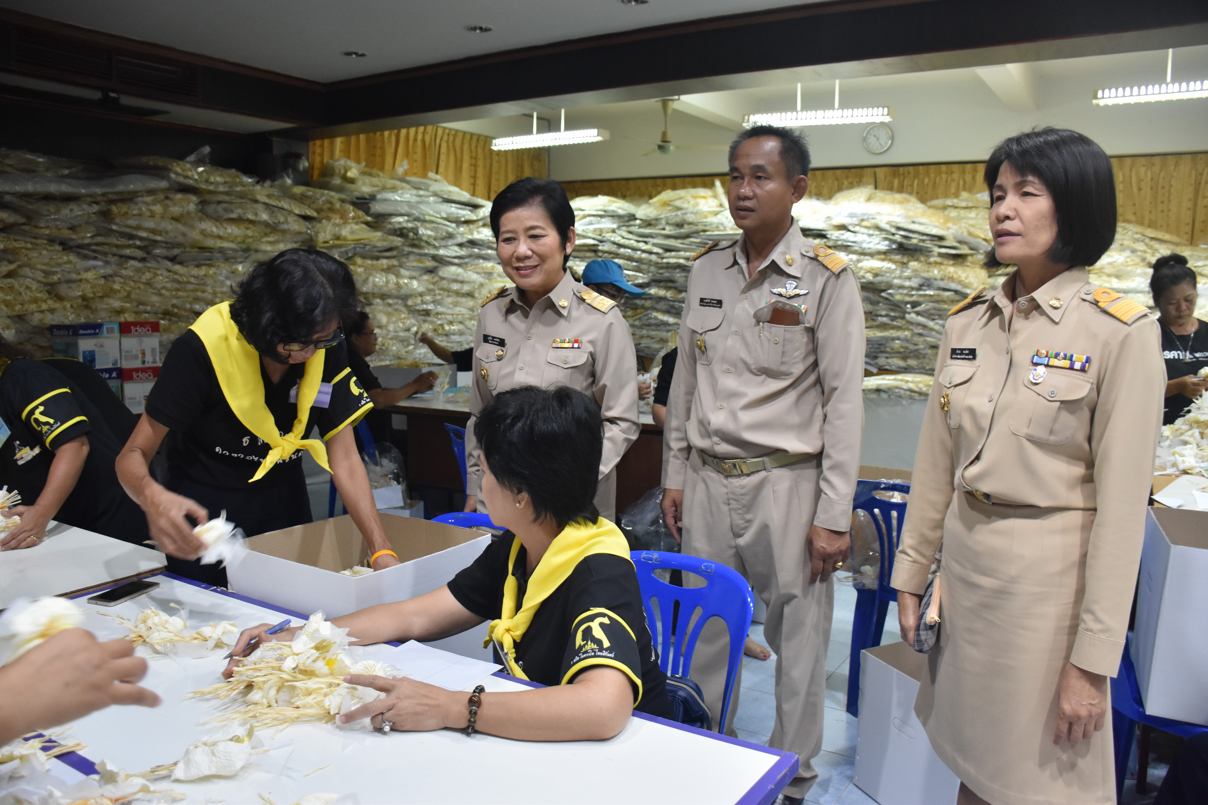 18 ตุลาคม 2560  พัฒนาการจังหวัดมหาสารคาม ลงพื้นที่ให้กำลังใจและให้คำแนะนำในการปฏิบัติงานแก่จิตอาสาเฉพาะกิจฯ ที่มาปฏิบัติงานการคัดแยกและจัดเตรียมดอกไม้จันทน์