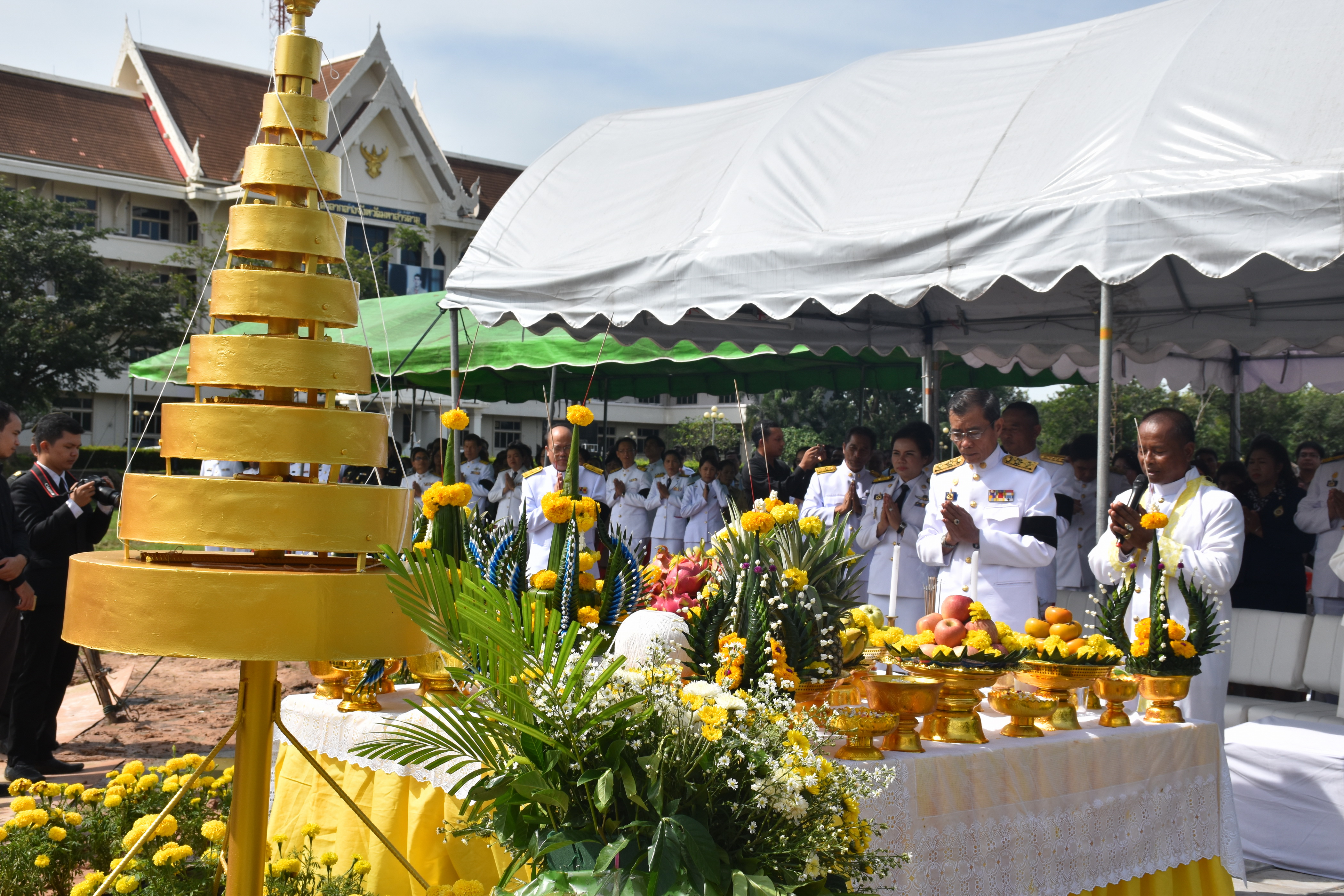 9 ตุลาคม 2560 เวลา 09.39 น. พิธีอัญเชิญนพปฎลสุวรรณฉัตร (ฉัตรทอง 9 ชั้น) ขึ้นประดิษฐานบนพระเมรุมาศจำลอง ณ บริเวณสนามหน้าศาลากลางจังหวัดมหาสารคาม