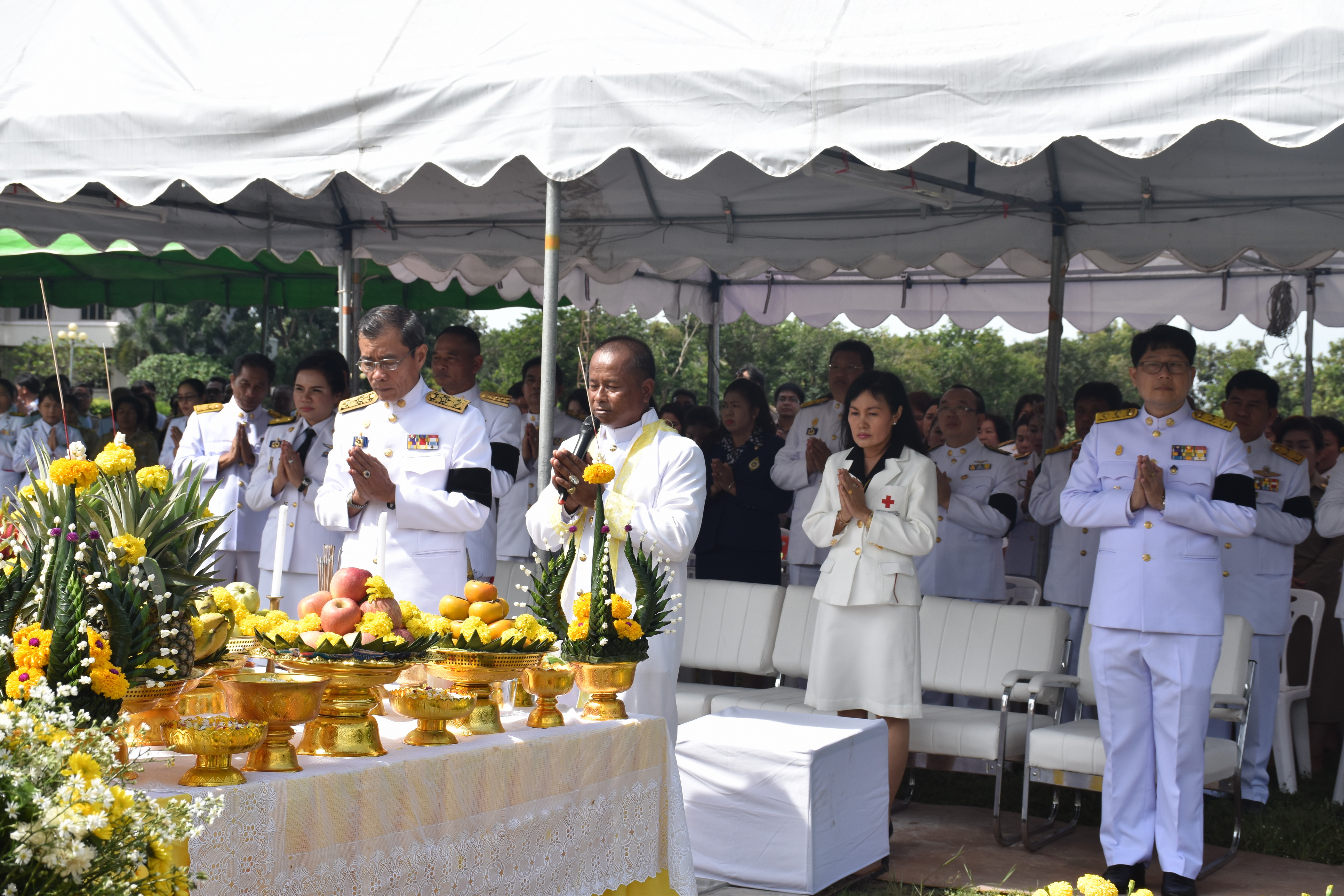 9 ตุลาคม 2560 เวลา 09.39 น. พิธีอัญเชิญนพปฎลสุวรรณฉัตร (ฉัตรทอง 9 ชั้น) ขึ้นประดิษฐานบนพระเมรุมาศจำลอง ณ บริเวณสนามหน้าศาลากลางจังหวัดมหาสารคาม