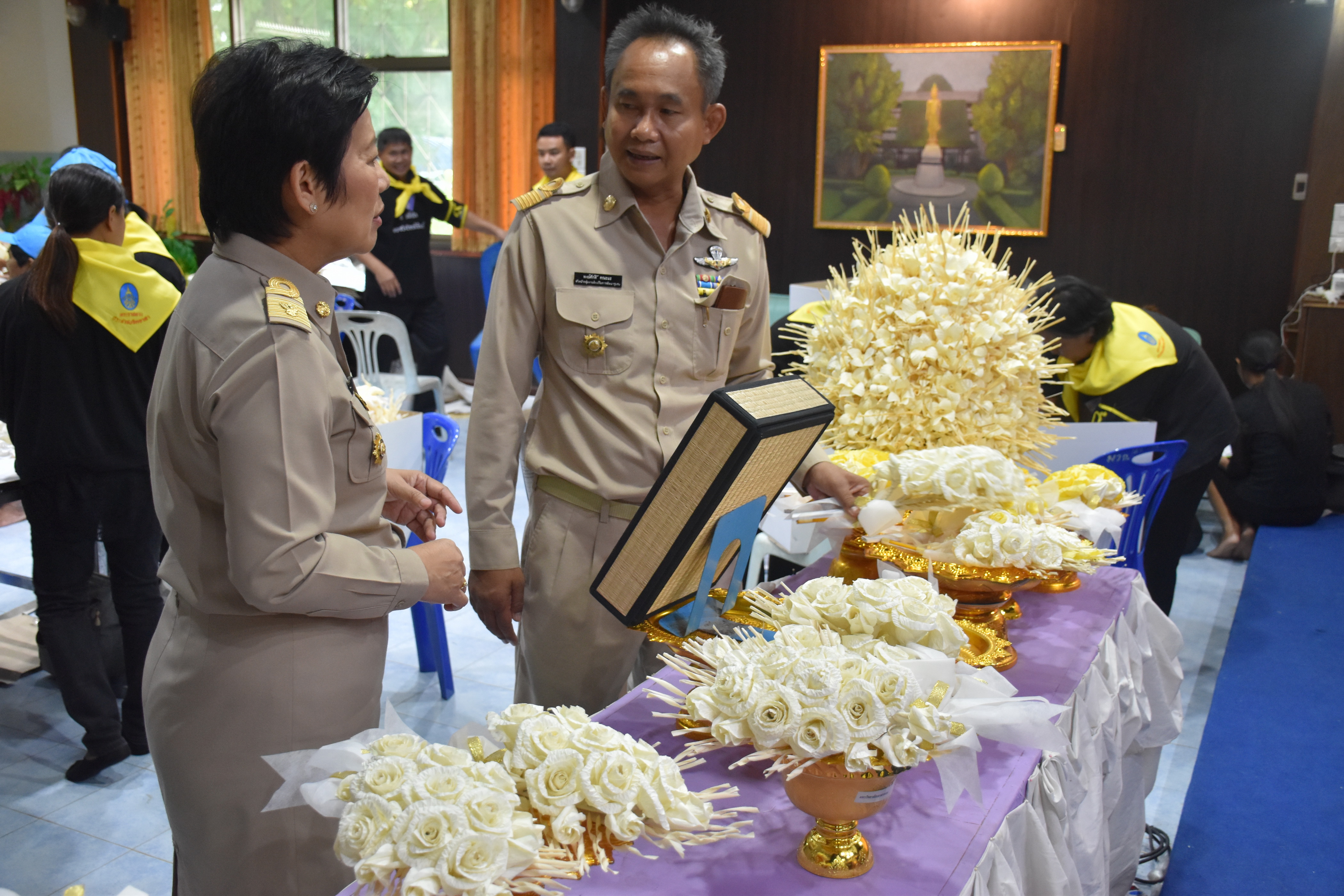 18 ตุลาคม 2560  พัฒนาการจังหวัดมหาสารคาม ลงพื้นที่ให้กำลังใจและให้คำแนะนำในการปฏิบัติงานแก่จิตอาสาเฉพาะกิจฯ ที่มาปฏิบัติงานการคัดแยกและจัดเตรียมดอกไม้จันทน์