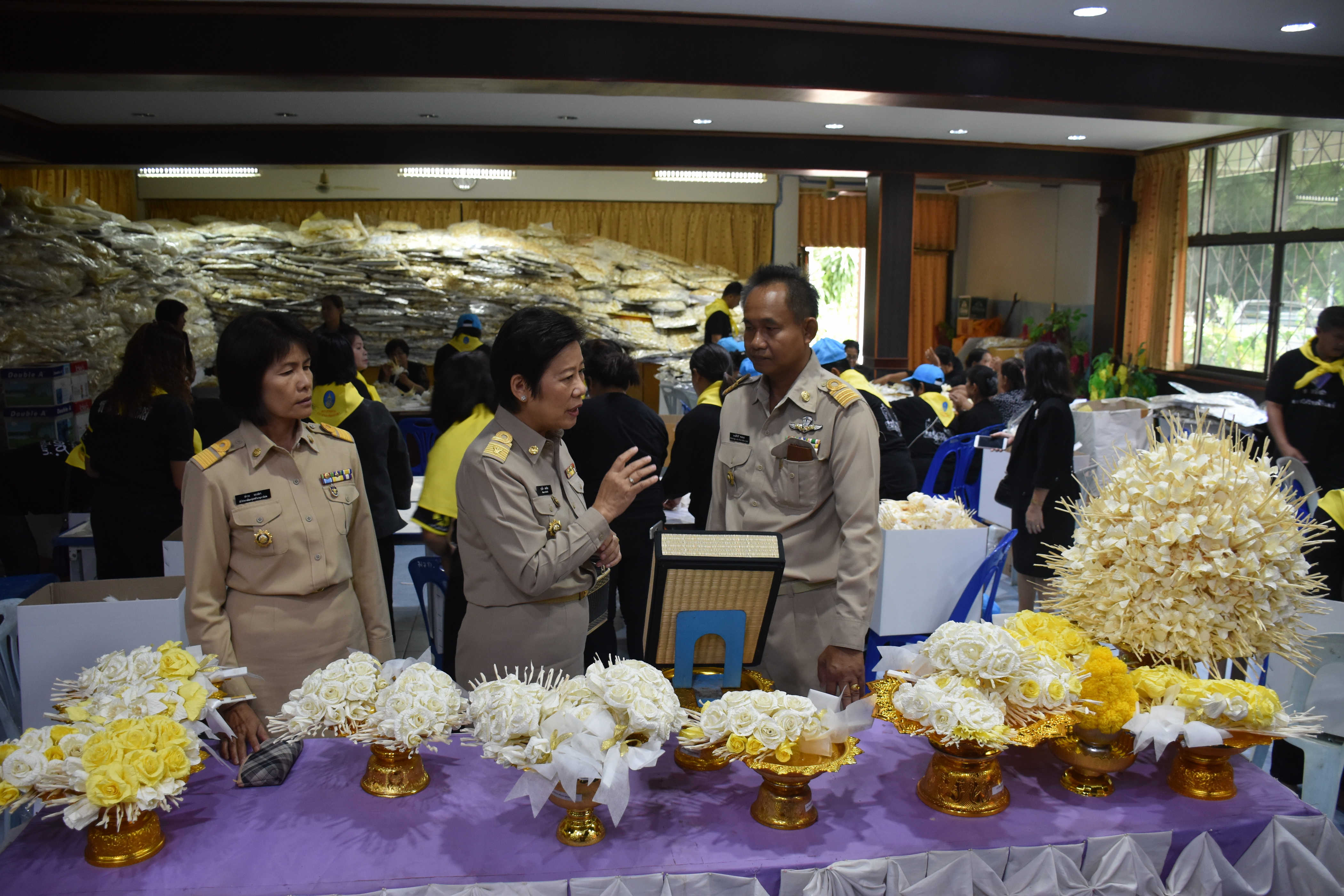 18 ตุลาคม 2560  พัฒนาการจังหวัดมหาสารคาม ลงพื้นที่ให้กำลังใจและให้คำแนะนำในการปฏิบัติงานแก่จิตอาสาเฉพาะกิจฯ ที่มาปฏิบัติงานการคัดแยกและจัดเตรียมดอกไม้จันทน์