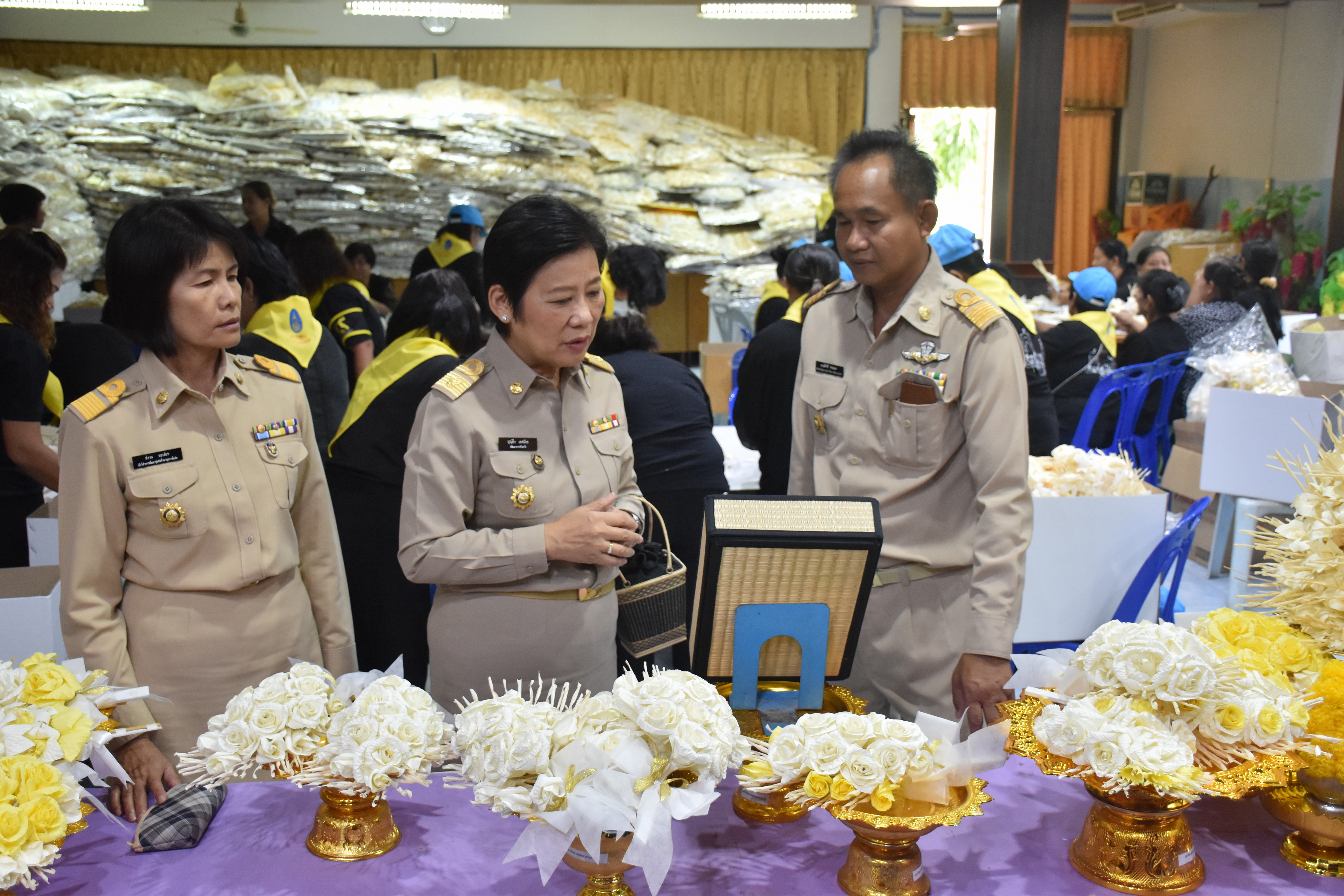 18 ตุลาคม 2560  พัฒนาการจังหวัดมหาสารคาม ลงพื้นที่ให้กำลังใจและให้คำแนะนำในการปฏิบัติงานแก่จิตอาสาเฉพาะกิจฯ ที่มาปฏิบัติงานการคัดแยกและจัดเตรียมดอกไม้จันทน์