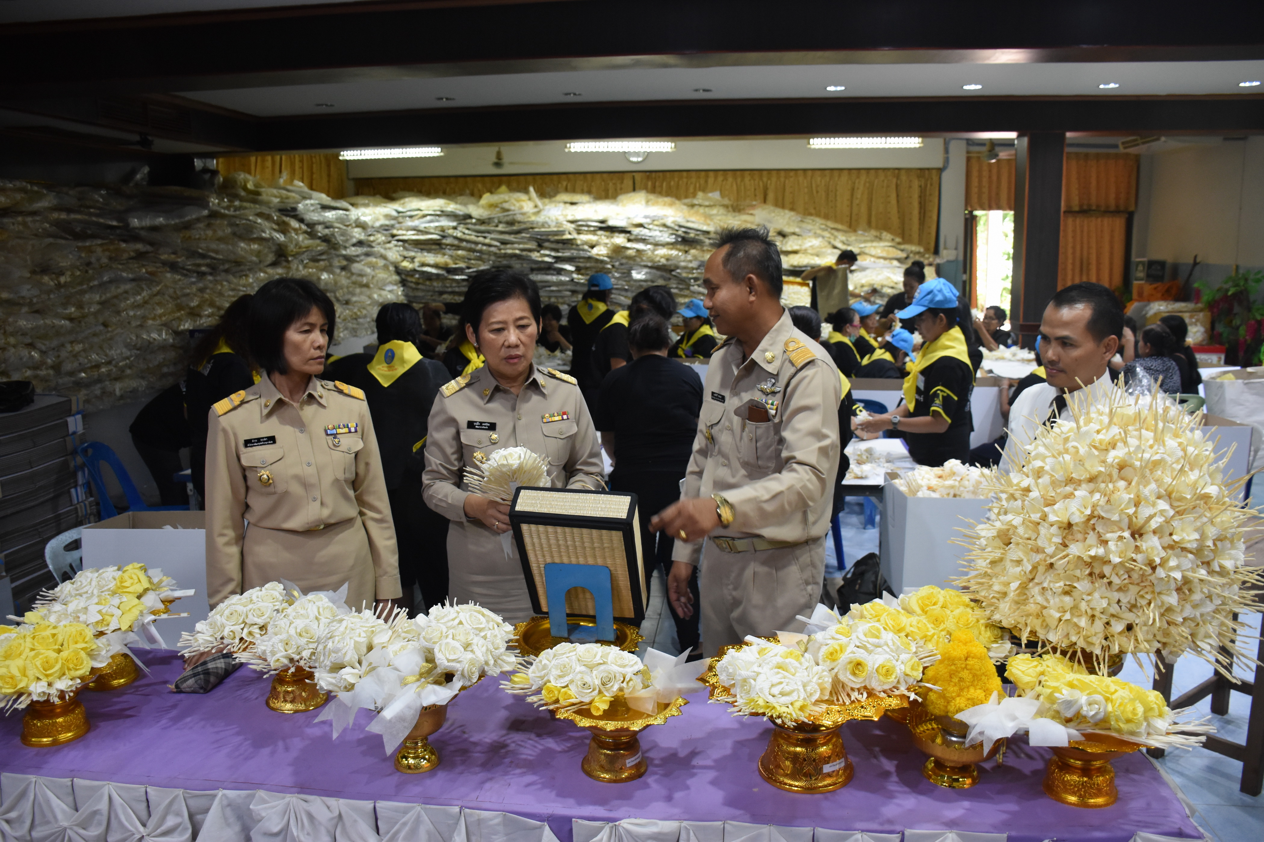 18 ตุลาคม 2560  พัฒนาการจังหวัดมหาสารคาม ลงพื้นที่ให้กำลังใจและให้คำแนะนำในการปฏิบัติงานแก่จิตอาสาเฉพาะกิจฯ ที่มาปฏิบัติงานการคัดแยกและจัดเตรียมดอกไม้จันทน์