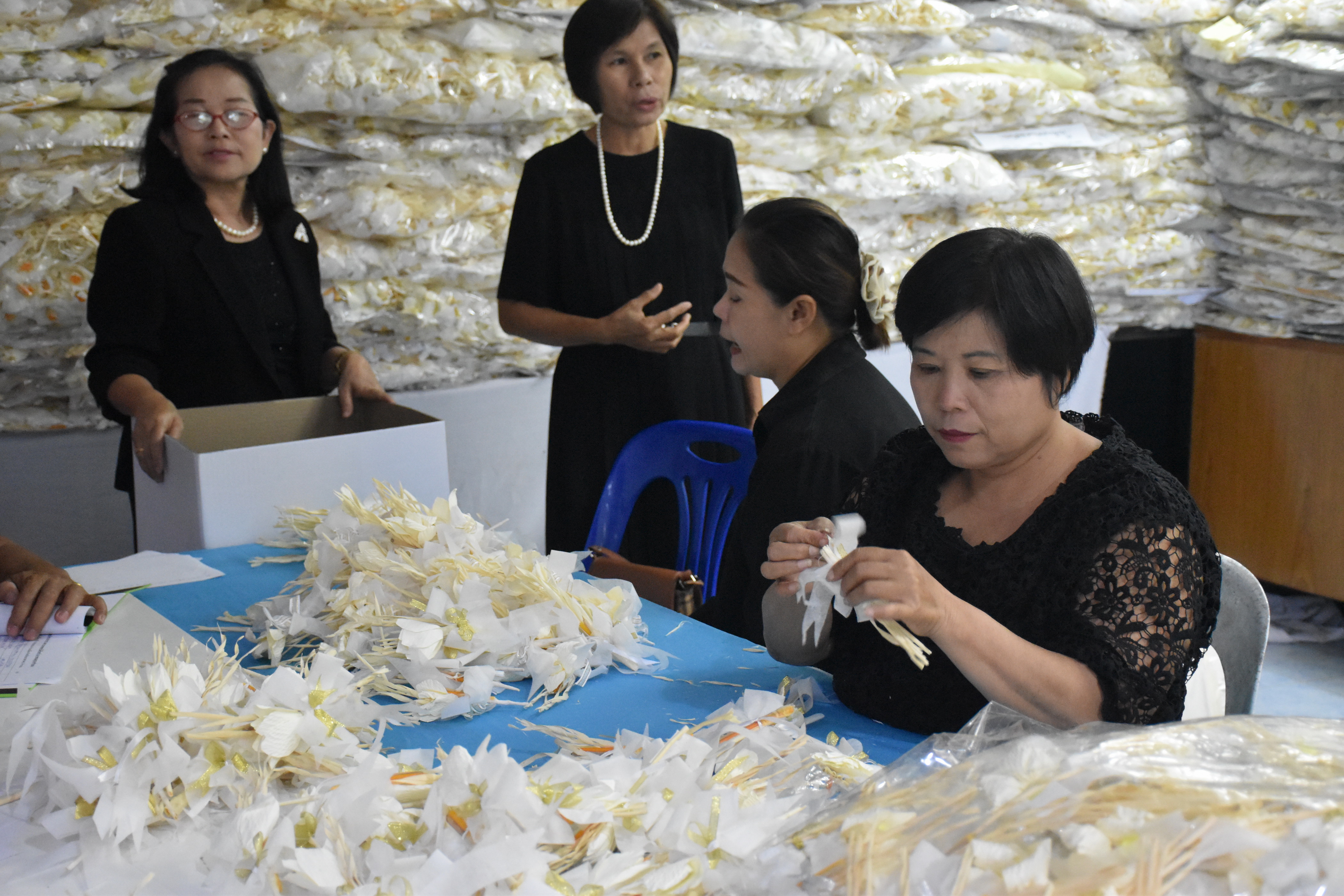 18 ตุลาคม 2560  พัฒนาการจังหวัดมหาสารคาม ลงพื้นที่ให้กำลังใจและให้คำแนะนำในการปฏิบัติงานแก่จิตอาสาเฉพาะกิจฯ ที่มาปฏิบัติงานการคัดแยกและจัดเตรียมดอกไม้จันทน์