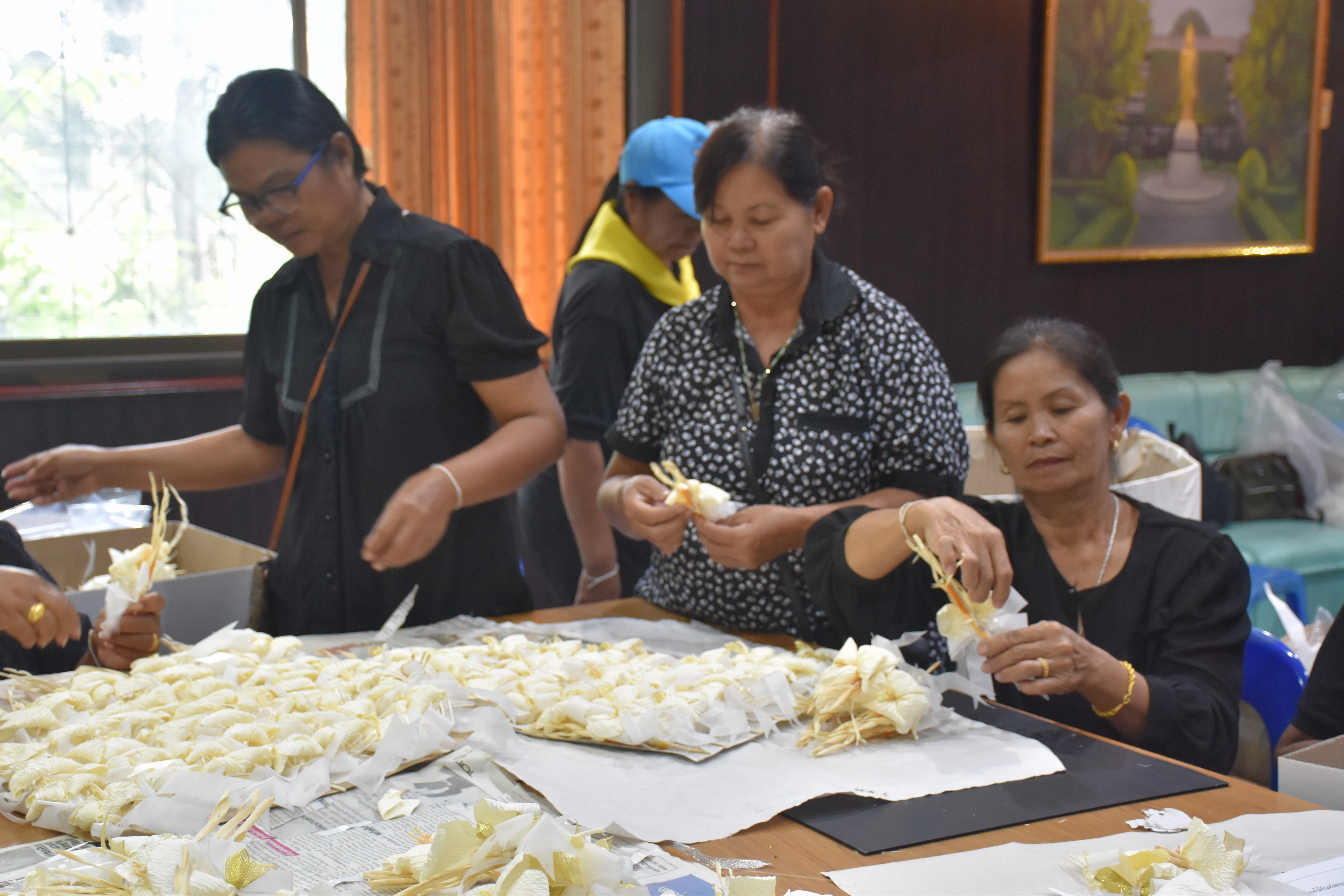 18 ตุลาคม 2560  พัฒนาการจังหวัดมหาสารคาม ลงพื้นที่ให้กำลังใจและให้คำแนะนำในการปฏิบัติงานแก่จิตอาสาเฉพาะกิจฯ ที่มาปฏิบัติงานการคัดแยกและจัดเตรียมดอกไม้จันทน์