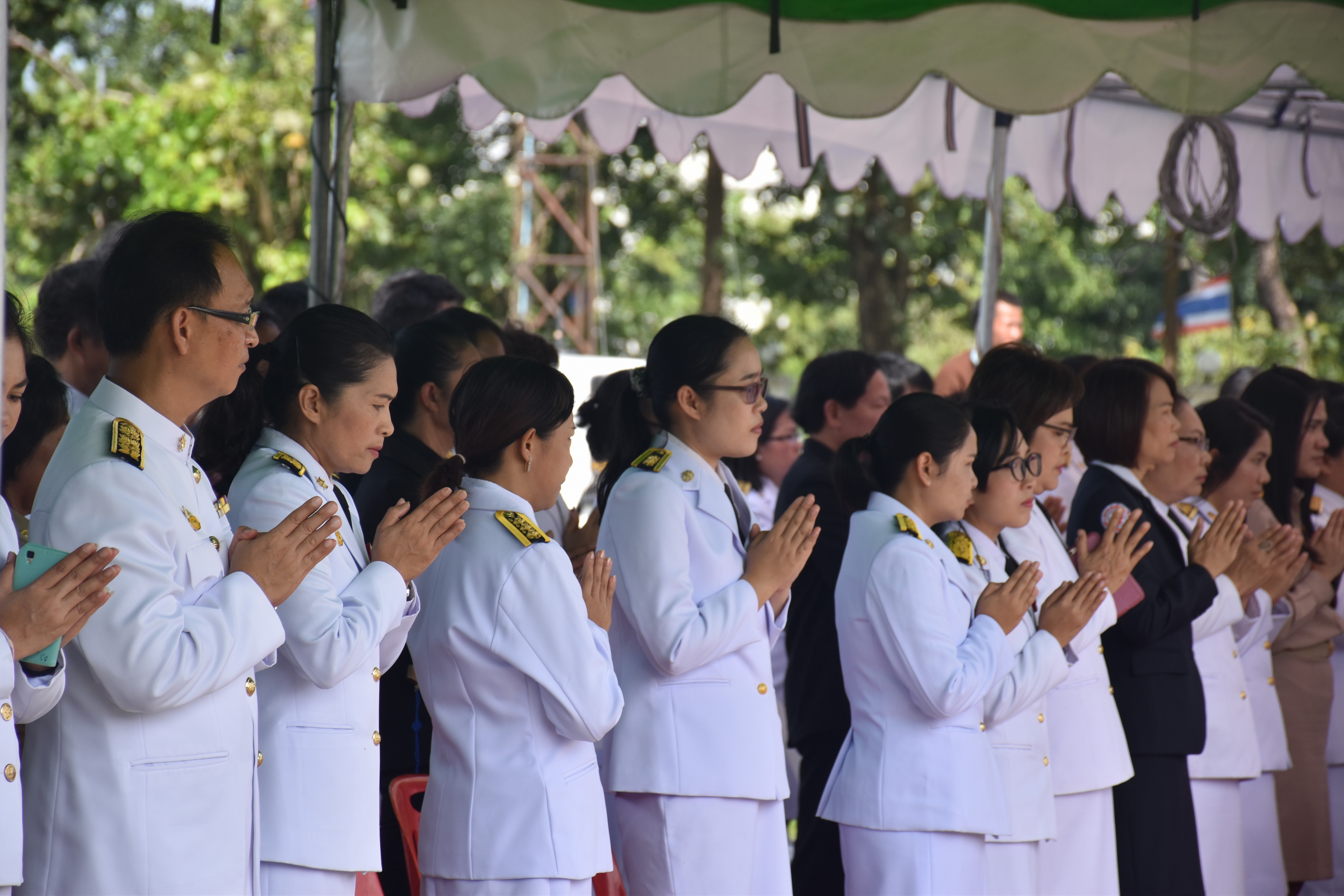 9 ตุลาคม 2560 เวลา 09.39 น. พิธีอัญเชิญนพปฎลสุวรรณฉัตร (ฉัตรทอง 9 ชั้น) ขึ้นประดิษฐานบนพระเมรุมาศจำลอง ณ บริเวณสนามหน้าศาลากลางจังหวัดมหาสารคาม