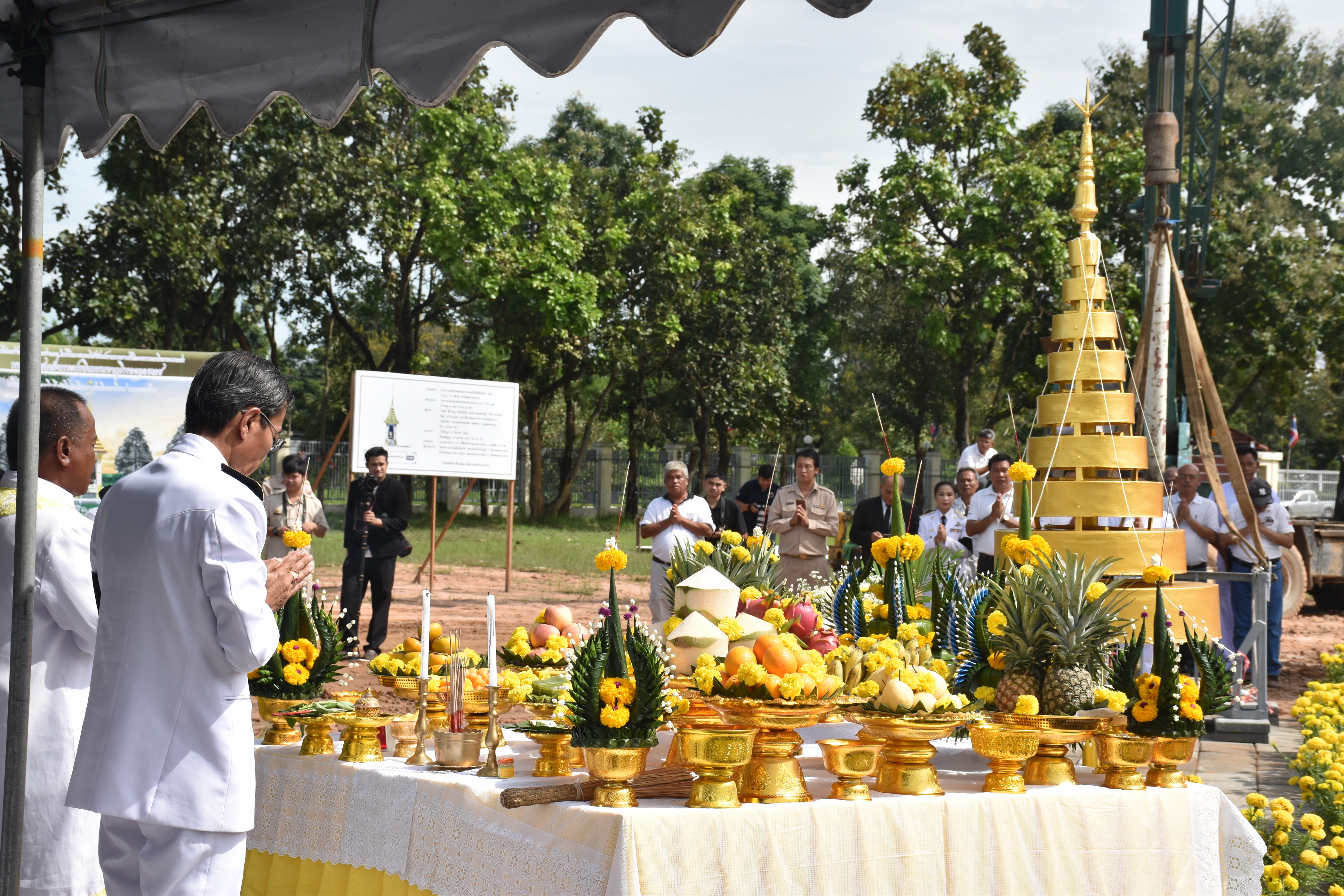 9 ตุลาคม 2560 เวลา 09.39 น. พิธีอัญเชิญนพปฎลสุวรรณฉัตร (ฉัตรทอง 9 ชั้น) ขึ้นประดิษฐานบนพระเมรุมาศจำลอง ณ บริเวณสนามหน้าศาลากลางจังหวัดมหาสารคาม