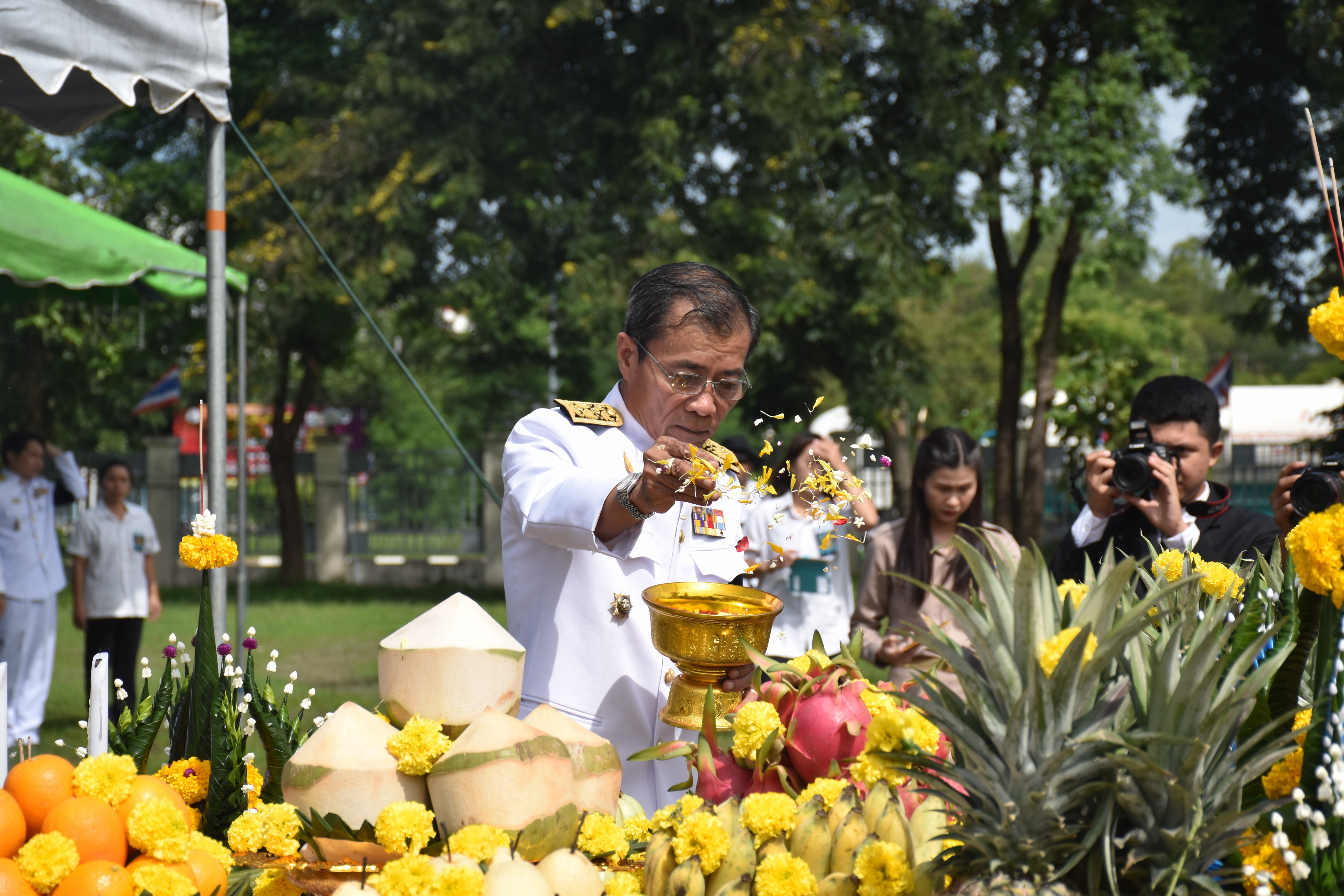 9 ตุลาคม 2560 เวลา 09.39 น. พิธีอัญเชิญนพปฎลสุวรรณฉัตร (ฉัตรทอง 9 ชั้น) ขึ้นประดิษฐานบนพระเมรุมาศจำลอง ณ บริเวณสนามหน้าศาลากลางจังหวัดมหาสารคาม