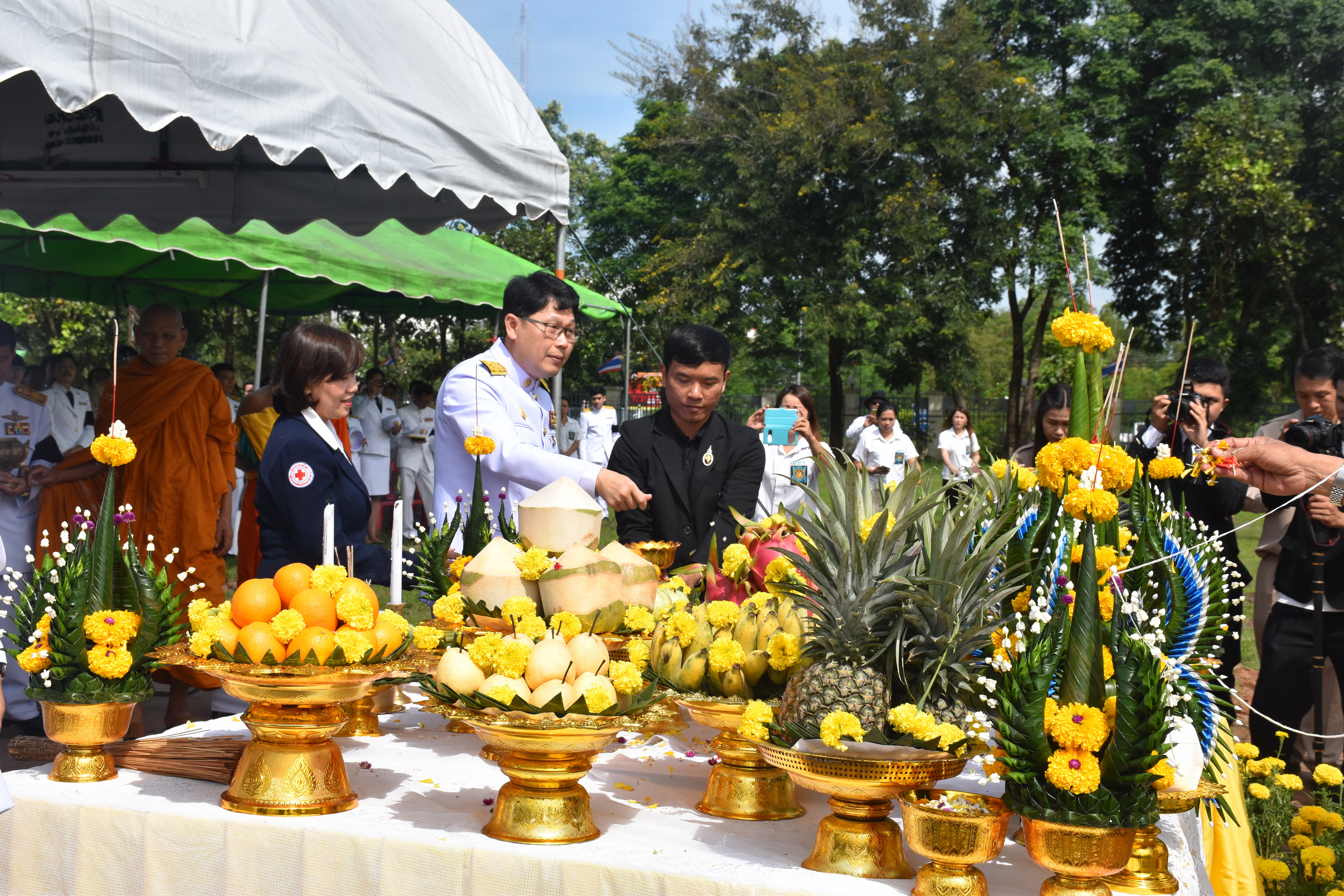 9 ตุลาคม 2560 เวลา 09.39 น. พิธีอัญเชิญนพปฎลสุวรรณฉัตร (ฉัตรทอง 9 ชั้น) ขึ้นประดิษฐานบนพระเมรุมาศจำลอง ณ บริเวณสนามหน้าศาลากลางจังหวัดมหาสารคาม
