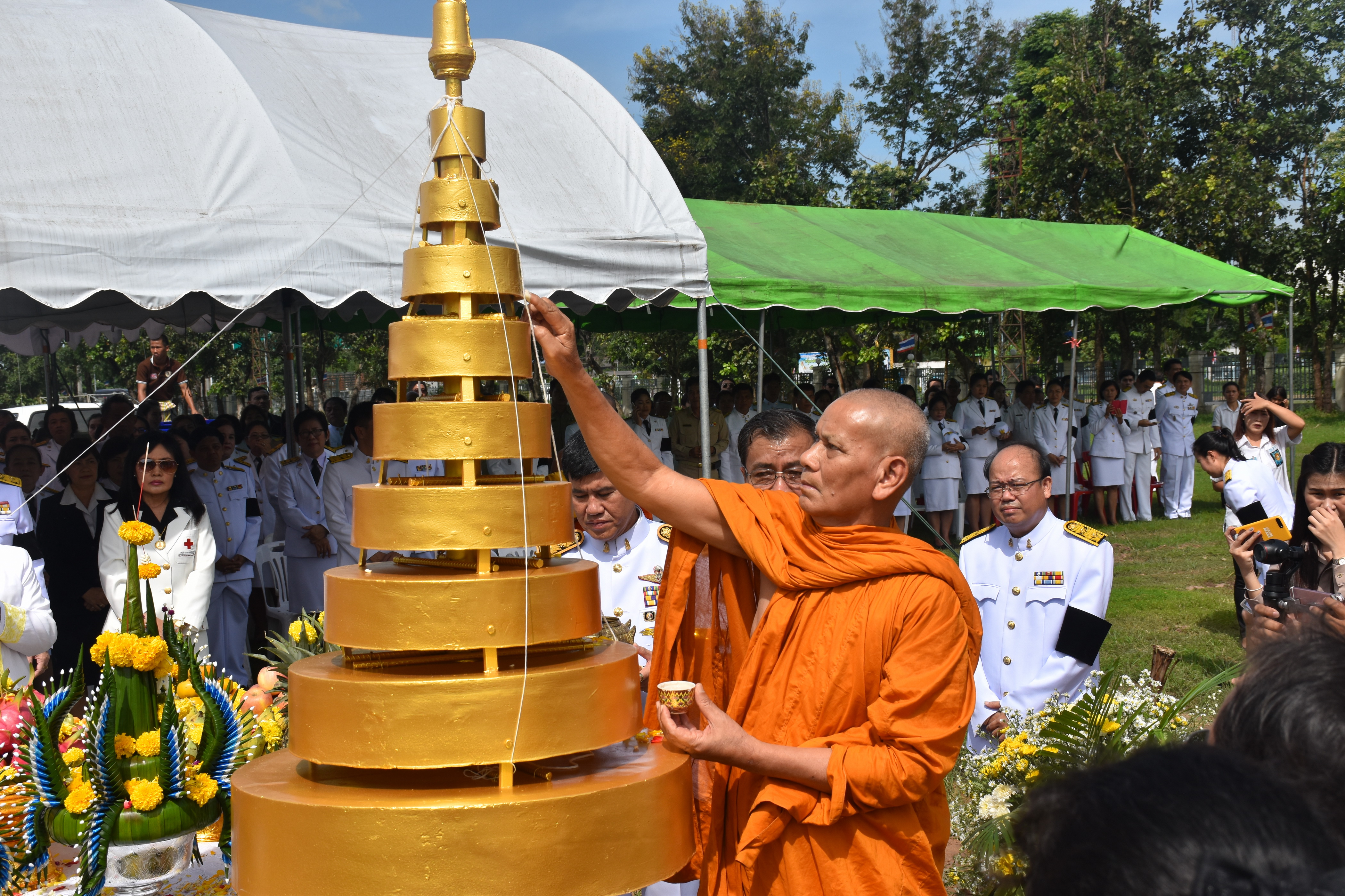 9 ตุลาคม 2560 เวลา 09.39 น. พิธีอัญเชิญนพปฎลสุวรรณฉัตร (ฉัตรทอง 9 ชั้น) ขึ้นประดิษฐานบนพระเมรุมาศจำลอง ณ บริเวณสนามหน้าศาลากลางจังหวัดมหาสารคาม