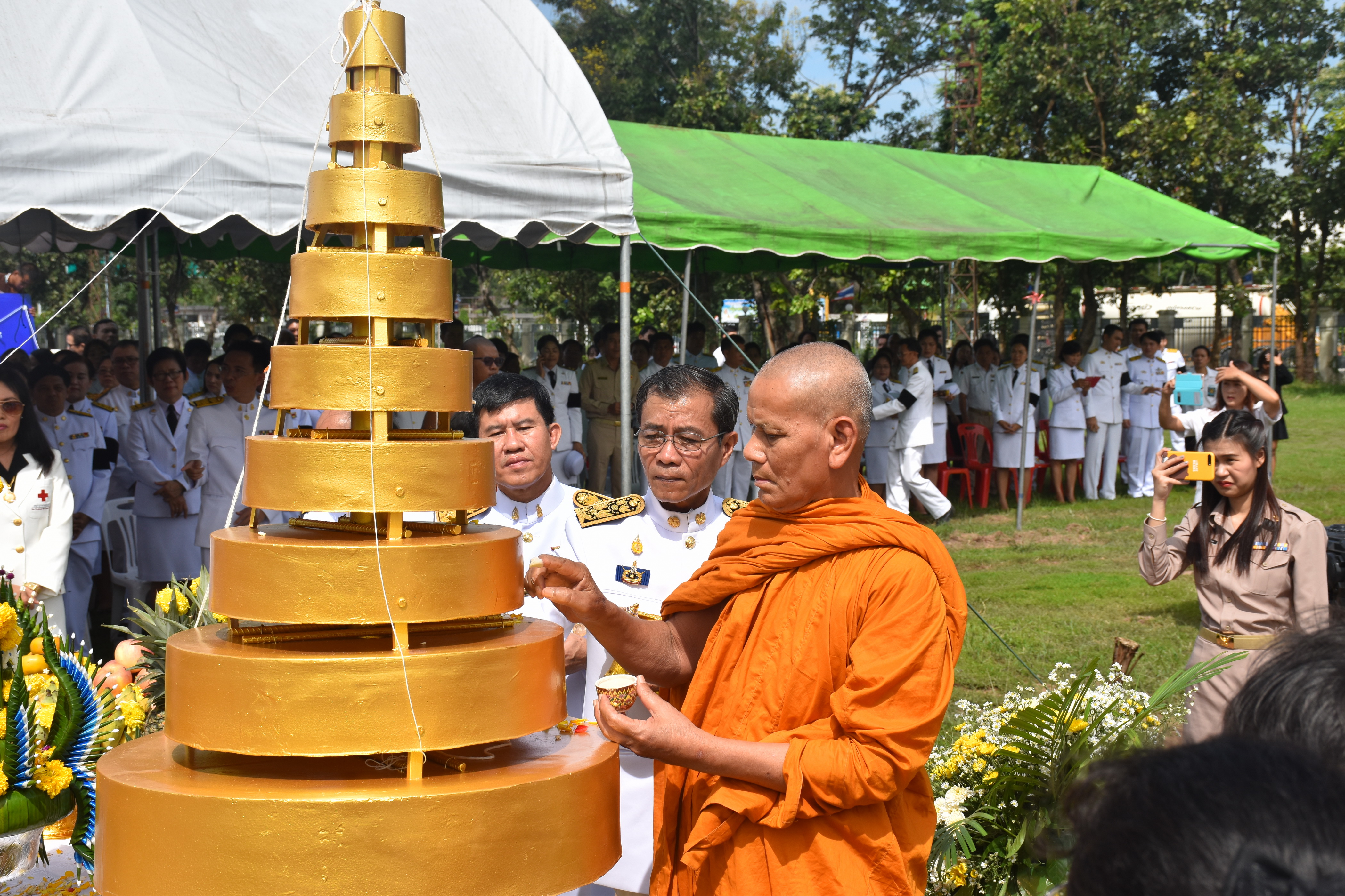9 ตุลาคม 2560 เวลา 09.39 น. พิธีอัญเชิญนพปฎลสุวรรณฉัตร (ฉัตรทอง 9 ชั้น) ขึ้นประดิษฐานบนพระเมรุมาศจำลอง ณ บริเวณสนามหน้าศาลากลางจังหวัดมหาสารคาม