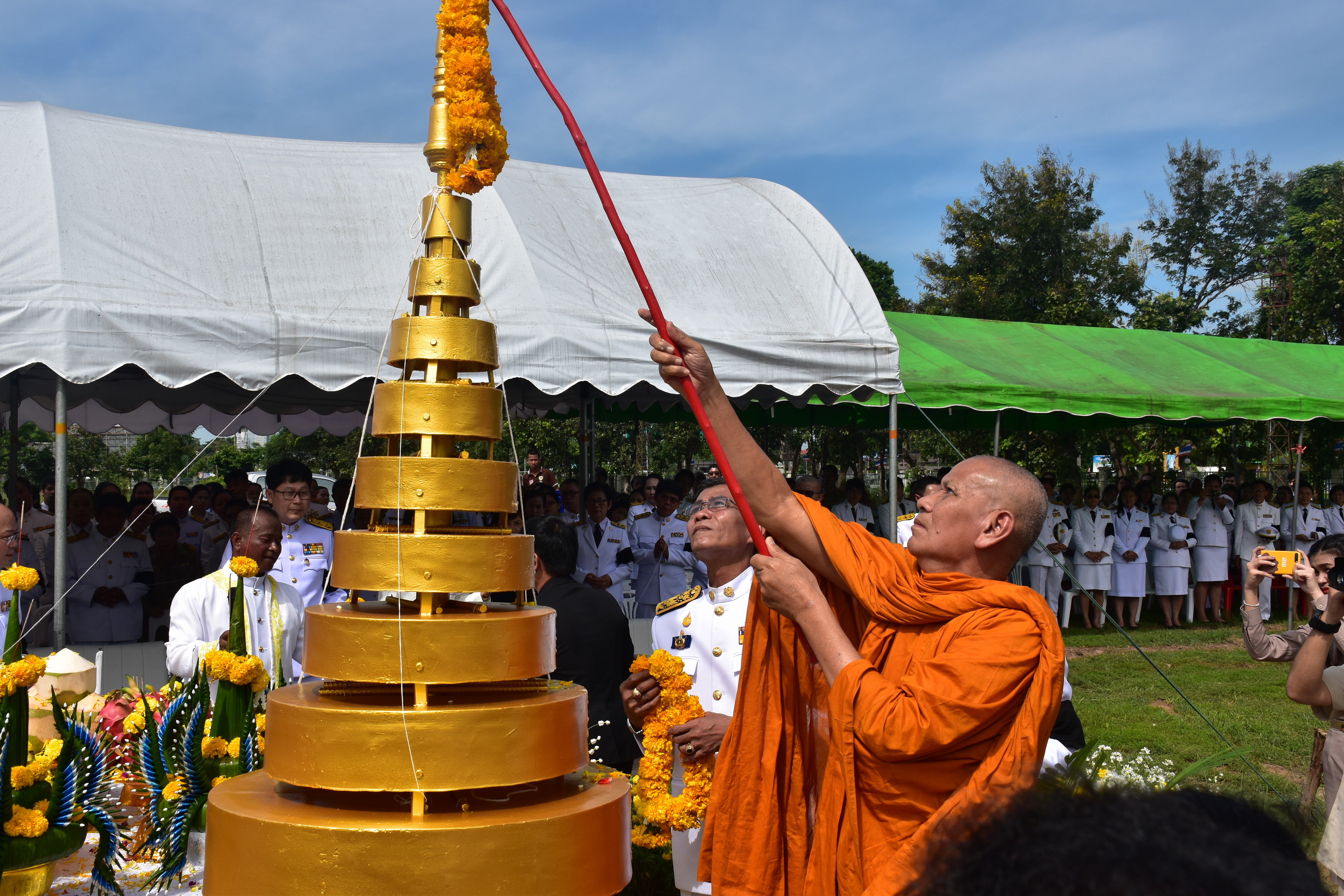 9 ตุลาคม 2560 เวลา 09.39 น. พิธีอัญเชิญนพปฎลสุวรรณฉัตร (ฉัตรทอง 9 ชั้น) ขึ้นประดิษฐานบนพระเมรุมาศจำลอง ณ บริเวณสนามหน้าศาลากลางจังหวัดมหาสารคาม