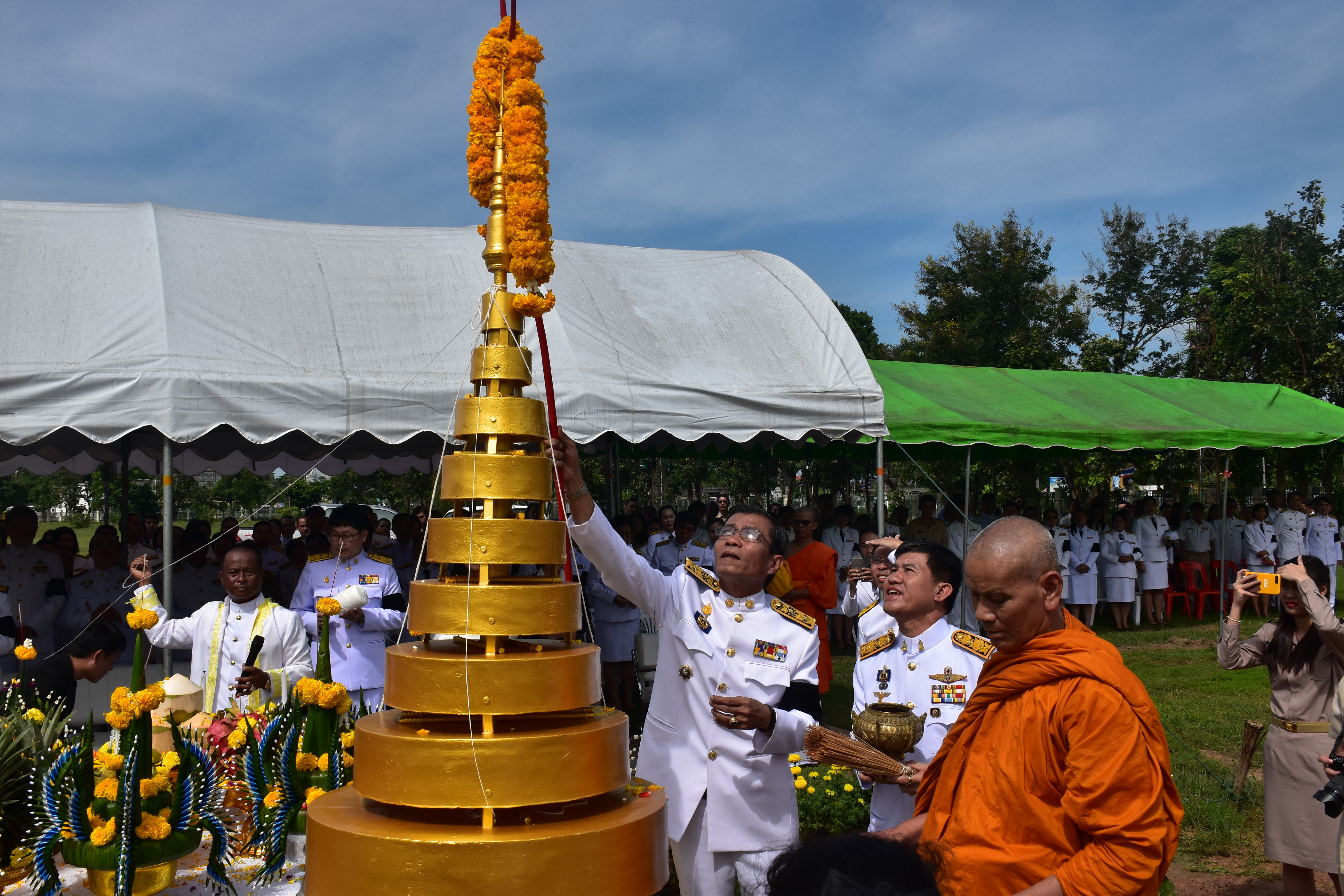 9 ตุลาคม 2560 เวลา 09.39 น. พิธีอัญเชิญนพปฎลสุวรรณฉัตร (ฉัตรทอง 9 ชั้น) ขึ้นประดิษฐานบนพระเมรุมาศจำลอง ณ บริเวณสนามหน้าศาลากลางจังหวัดมหาสารคาม