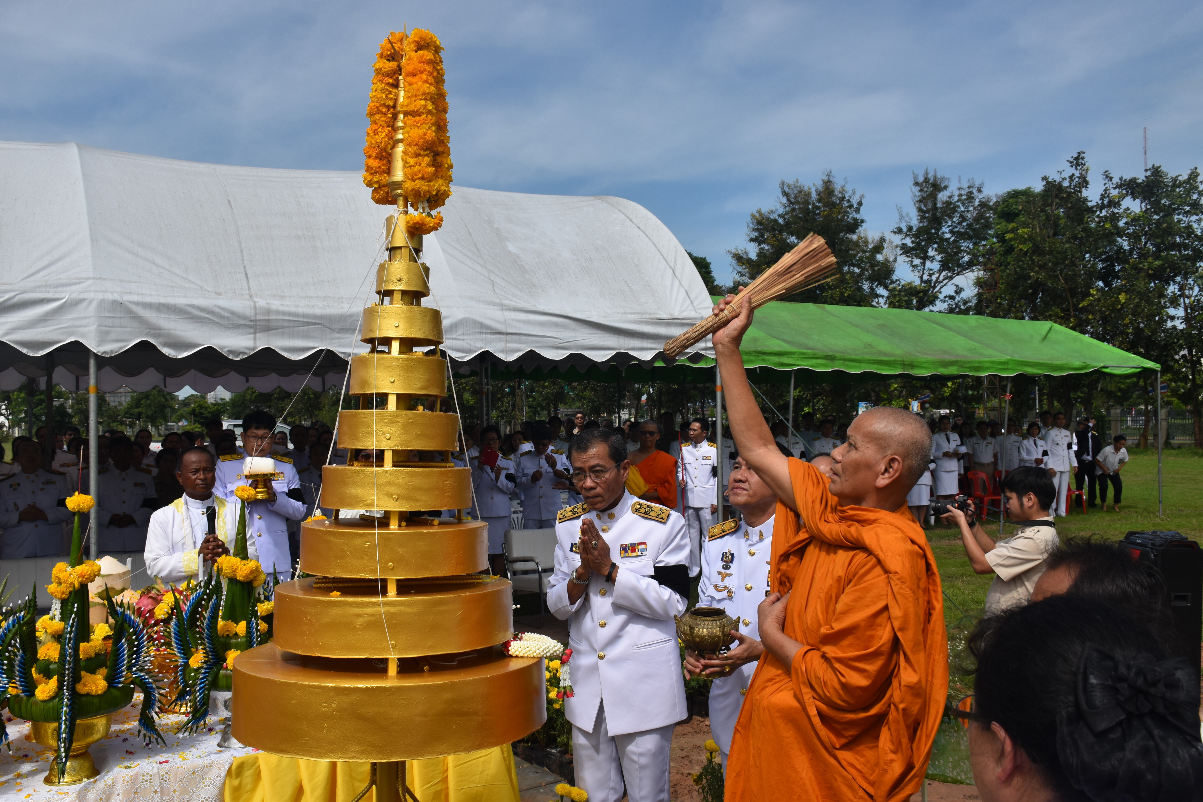 9 ตุลาคม 2560 เวลา 09.39 น. พิธีอัญเชิญนพปฎลสุวรรณฉัตร (ฉัตรทอง 9 ชั้น) ขึ้นประดิษฐานบนพระเมรุมาศจำลอง ณ บริเวณสนามหน้าศาลากลางจังหวัดมหาสารคาม