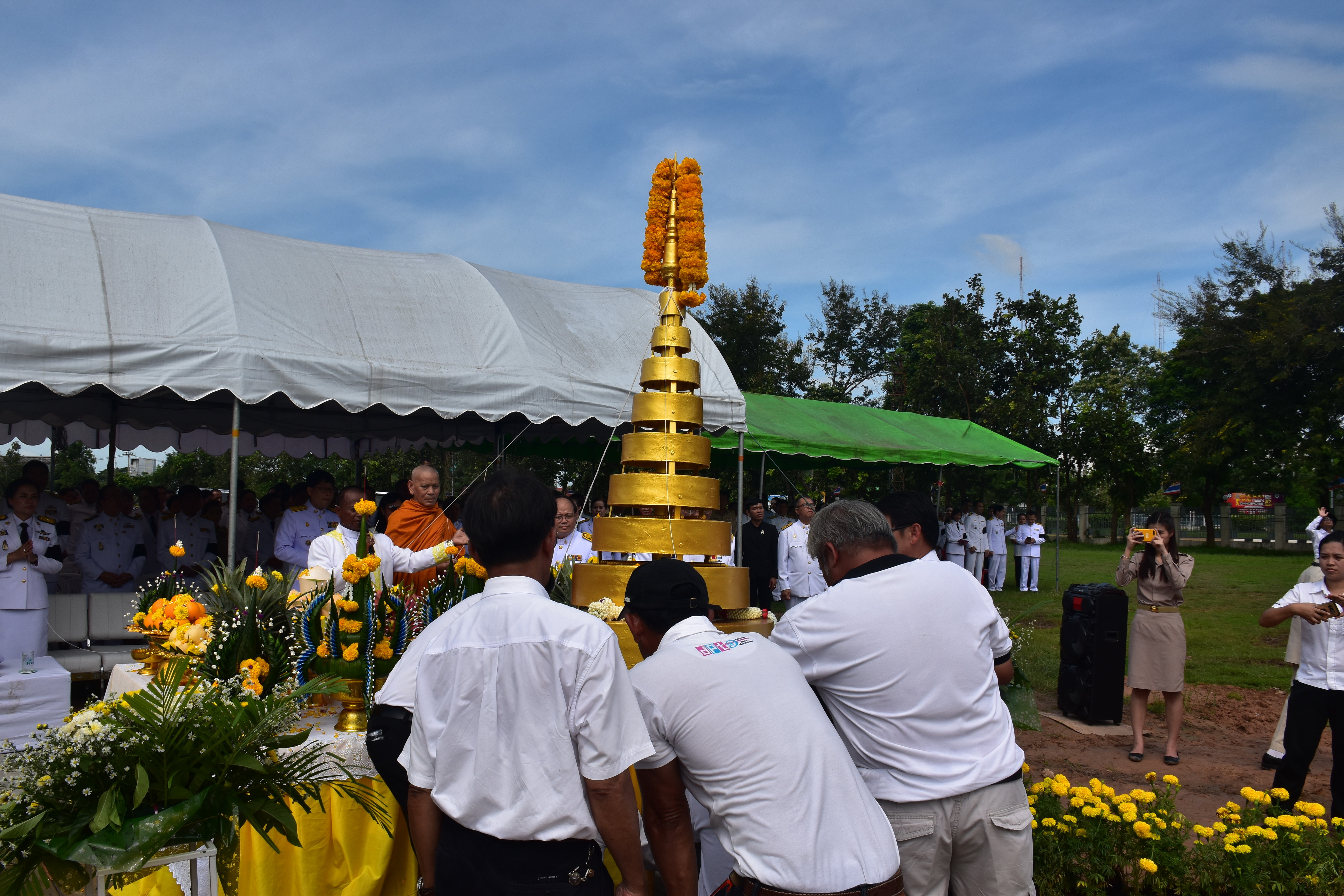 9 ตุลาคม 2560 เวลา 09.39 น. พิธีอัญเชิญนพปฎลสุวรรณฉัตร (ฉัตรทอง 9 ชั้น) ขึ้นประดิษฐานบนพระเมรุมาศจำลอง ณ บริเวณสนามหน้าศาลากลางจังหวัดมหาสารคาม
