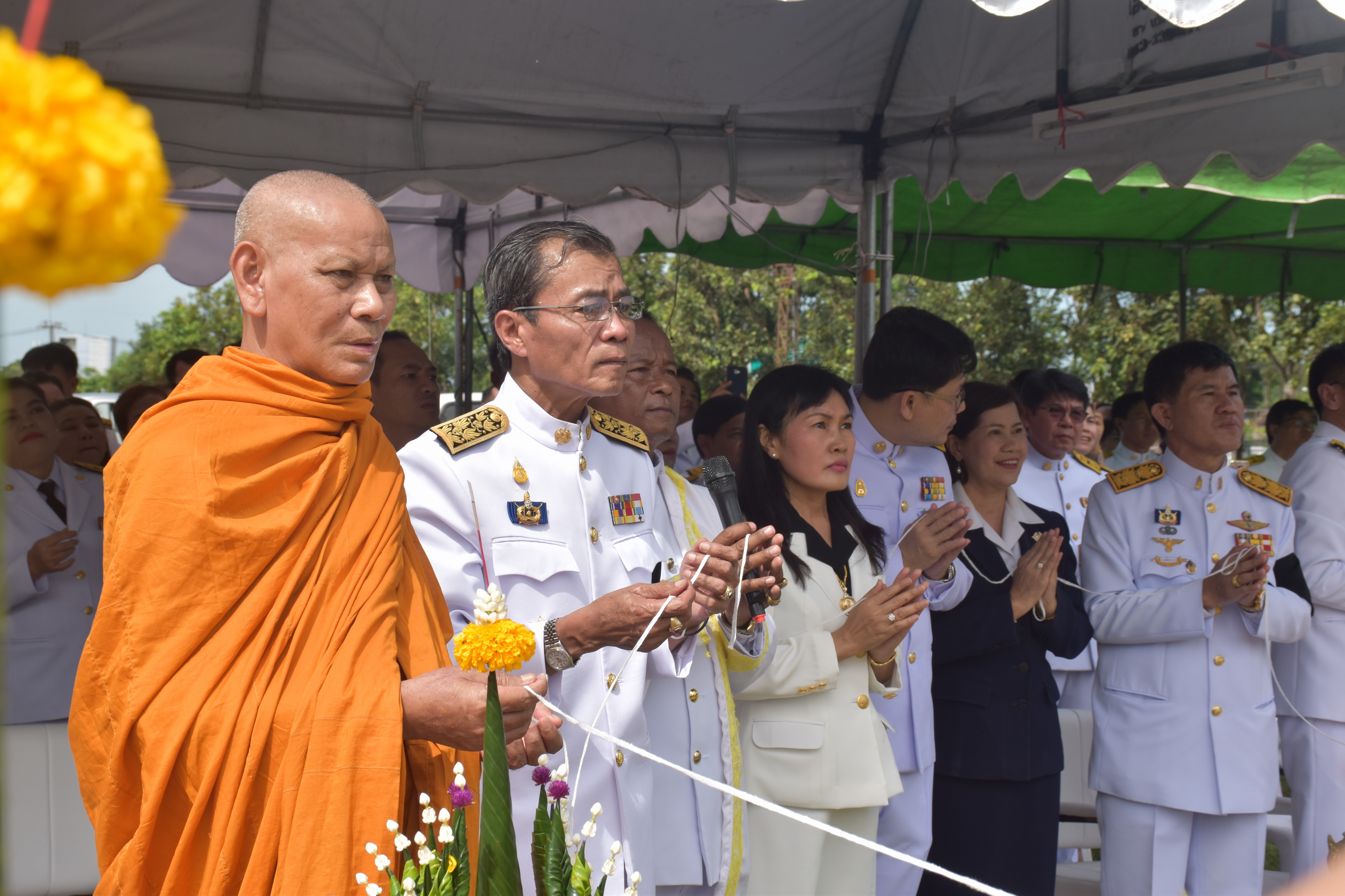 9 ตุลาคม 2560 เวลา 09.39 น. พิธีอัญเชิญนพปฎลสุวรรณฉัตร (ฉัตรทอง 9 ชั้น) ขึ้นประดิษฐานบนพระเมรุมาศจำลอง ณ บริเวณสนามหน้าศาลากลางจังหวัดมหาสารคาม