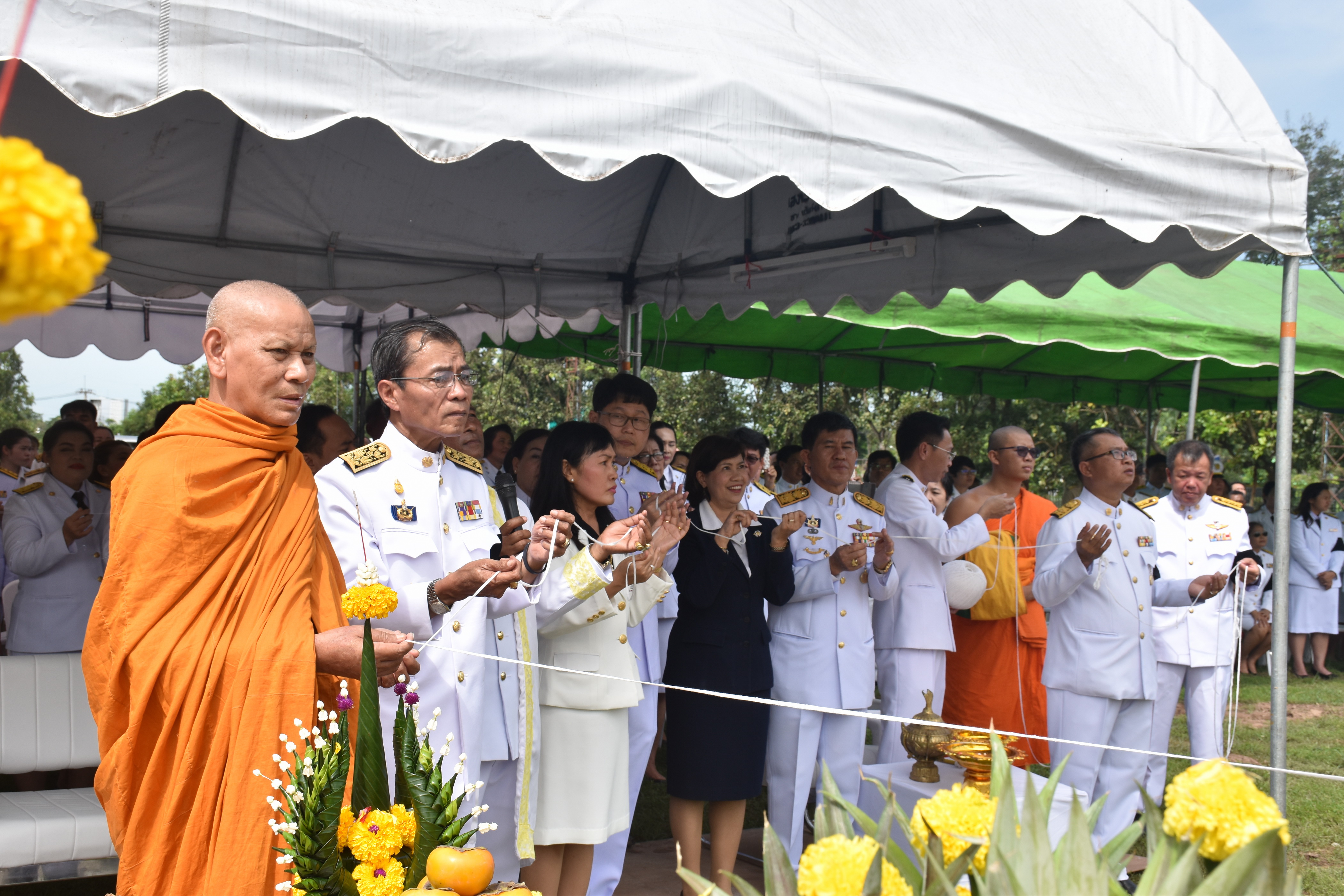 9 ตุลาคม 2560 เวลา 09.39 น. พิธีอัญเชิญนพปฎลสุวรรณฉัตร (ฉัตรทอง 9 ชั้น) ขึ้นประดิษฐานบนพระเมรุมาศจำลอง ณ บริเวณสนามหน้าศาลากลางจังหวัดมหาสารคาม